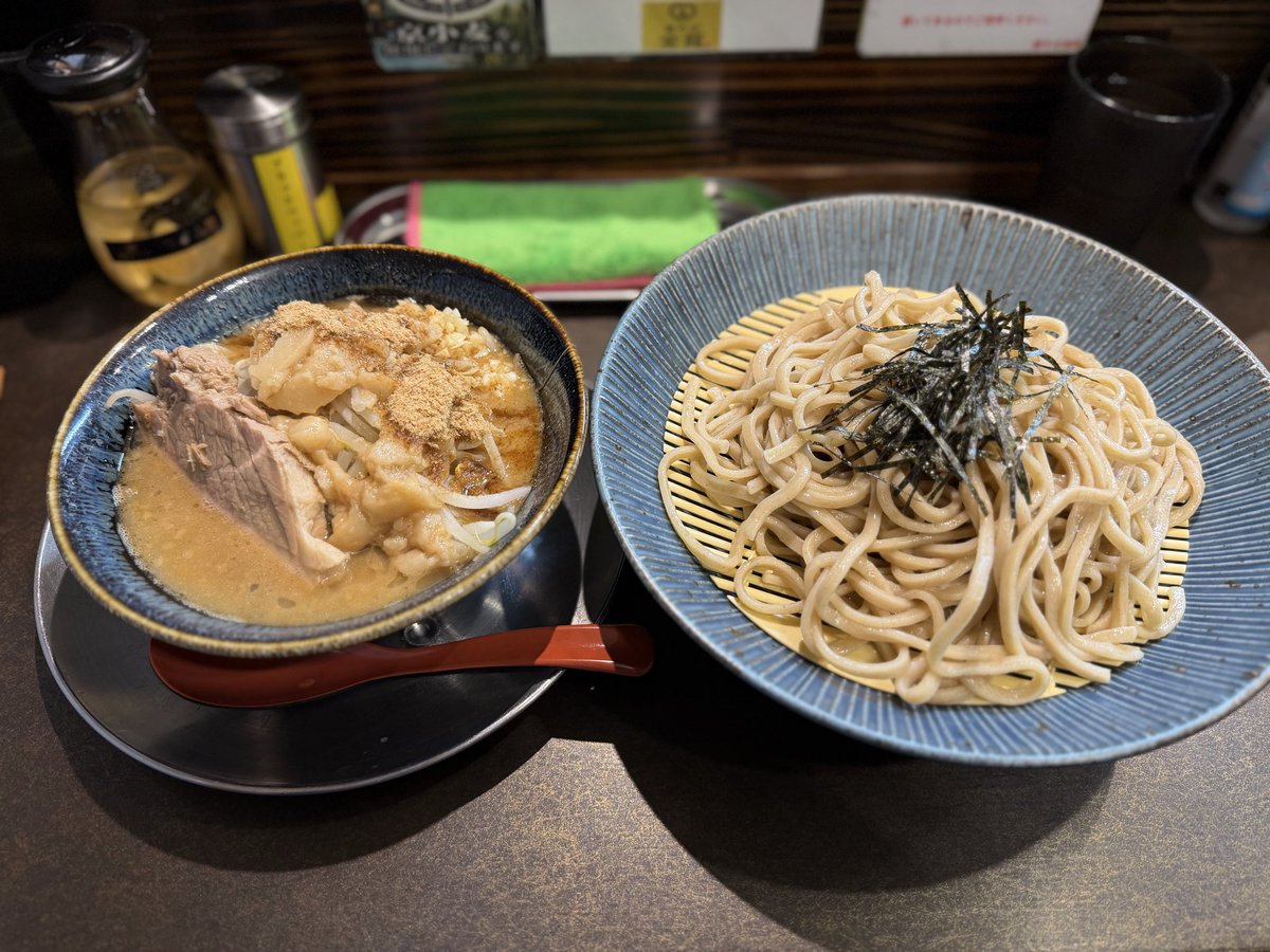 4cforc's tweet photo. 掛川市逆川の豚そば金龍さんで豚ザルそば(つけ麺)を。麺がもちもちで美味いが、なんと言ってもこの分厚くデカいチャーシューが超絶美味い！ https://t.co/Iw6hW4KyAS