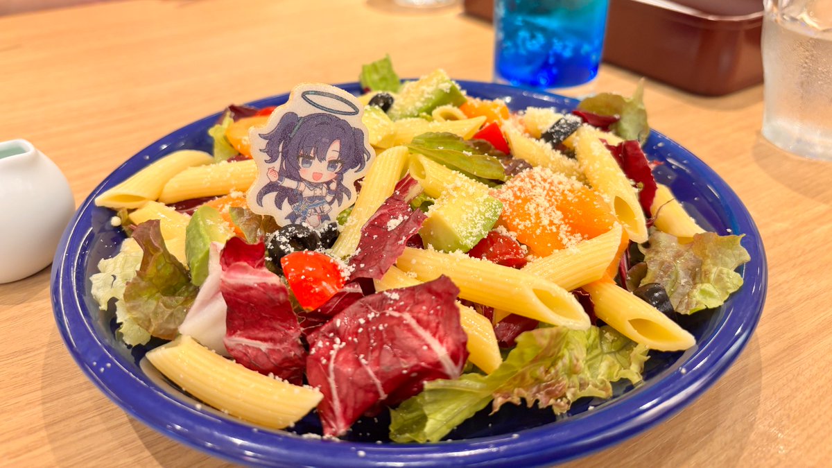 Kotonon0079's tweet photo. タワレコのブルアカカフェ行ってきたよー！　計算通り完璧ーなパスタサラダだけど青色のドレッシングはちょっとびっくりしました… https://t.co/3Xpo8cFIOn