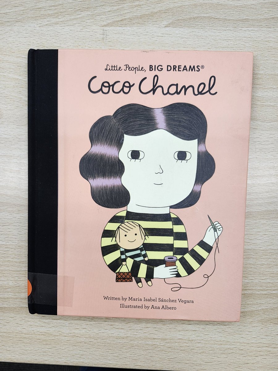 en_tadokuorg's tweet photo. #英語多読 #講座だより 🔔新着本
Little People, BIG DREAMS  イラストが可愛い伝記本シリーズから3冊。あのシャネルの5番Coco Chanel とQueen Elizabeth、最近100歳の誕生日を迎えたDavid  Attenborough、BBCの自然や動物のドキュメンタリーでお馴染みですね。伝記としては駆け足ですが意外な発見も。 https://t.co/h1Ht1hL2AI