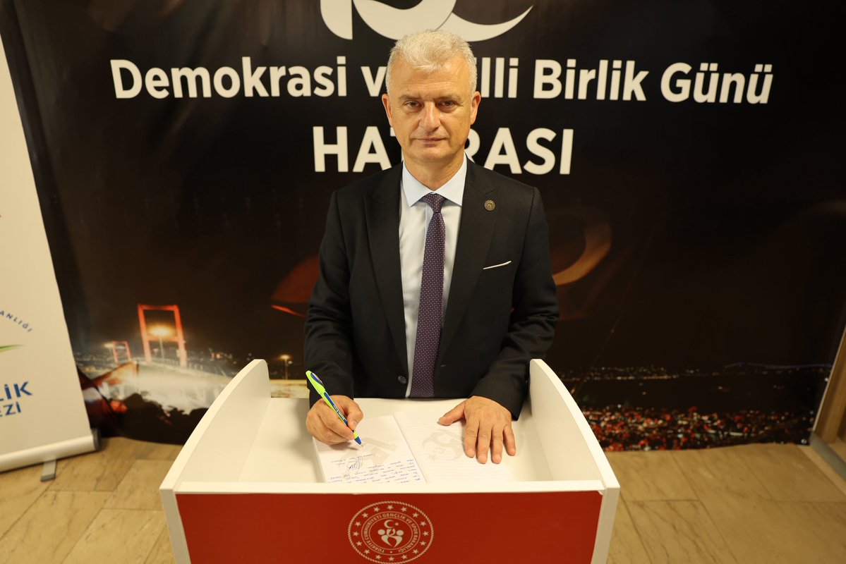 GSB_Mus's tweet photo. 15 Temmuz Ruhu Gençlik Merkezimizde Yaşatılıyor🇹🇷

İl Müdürümüz Yusuf Kılıç, Muş Gençlik Merkezinde 15 Temmuz Resim Sergisi anı defterini imzaladı.

15 Temmuz etkinliklerinde sahne alacak İl Müdürlüğümüz Gençlik Korosunun hazırlıklarını takip ederek gençlerimizle bir araya geldi. https://t.co/vAU5rkNnvo