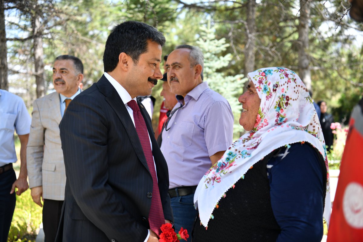 KirsehirValilik's tweet photo. #15Temmuz Demokrasi ve Milli Birlik Günü'nün 10. Yılında Valimiz Murat Sefa Demiryürek,  İlimiz protokolü ve şehit ailelerimiz tarafından Şehit Hava Pilot Astsubay Çavuş Ahmet Tozluklu Şehitliği ziyaret edildi.
Şehitlerimizin ruhuna dualar okunarak kabirlere karanfil bırakıldı.
#İradeBizimZaferBizim🇹🇷
