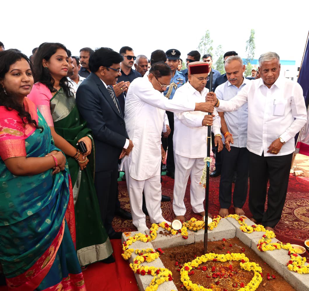TcGehlotOffice's tweet photo. Hon Governor Shri @TCGEHLOT inaugurated the newly constructed Centralized Kitchen, Library Building &amp; Indoor Sports Complex &amp; performed the Bhumi Pooja for Academic Block-II at Tumakuru University. 

Union Minister of State V.Somanna, DCM Dr. G. Parameshwar &amp; others were present. https://t.co/hdzSzHSjKk