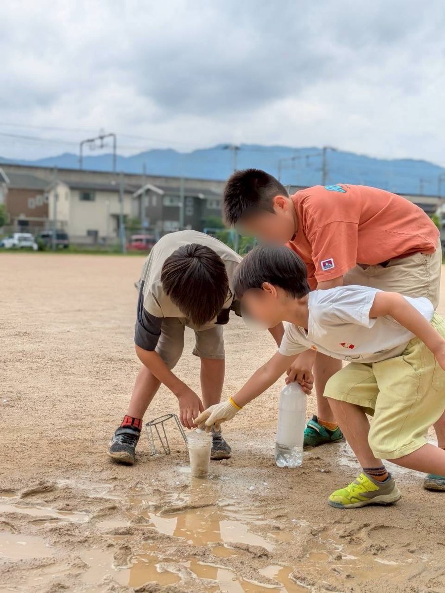 fukukoya_'s tweet photo. 7月4日（土）、惇明小学校で開催された「わんぱく村」に参加させていただきました！
今回、大学生は料理教室・おもしろ実験教室・防災教室に参加し、子どもたちと一緒にさまざまな体験をしました🍳🧪

防災教室では、福知山で起こった災害について学んだ後、段ボールベッドづくりに挑戦📦 https://t.co/FvSGDRcz5v