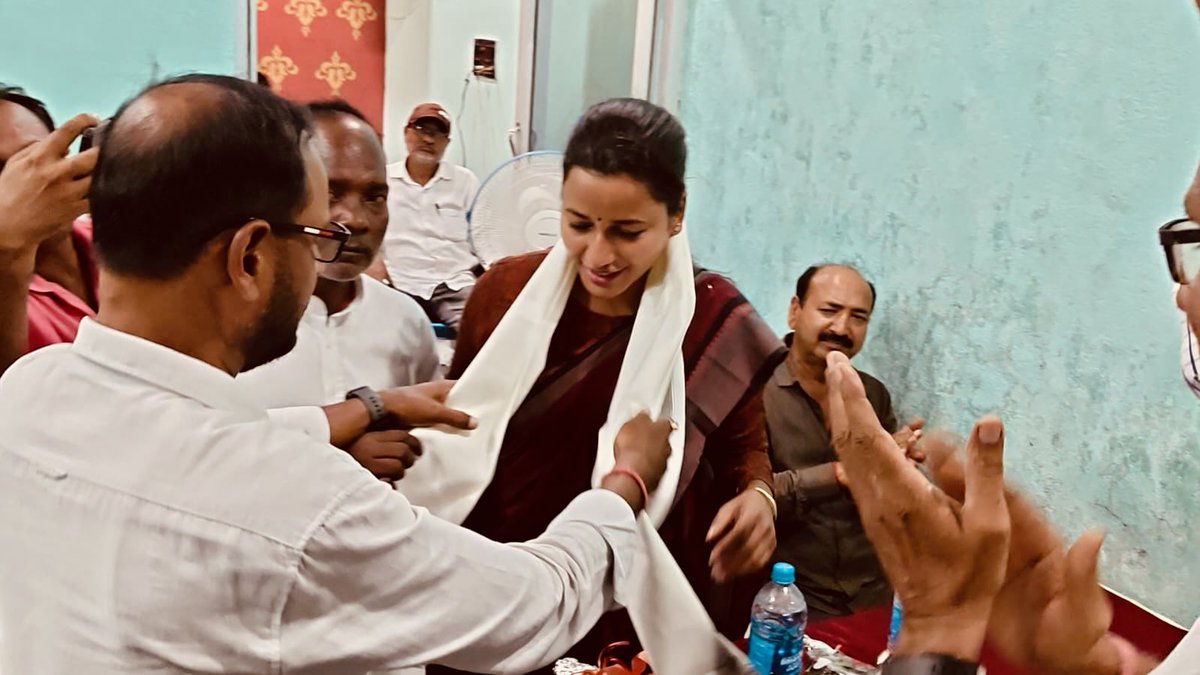 AmbaPrasadINC's tweet photo. वर्षों के कड़े संघर्ष के बाद आखिरकार न्याय की जीत हुई है! पतरातू प्रखंड अंतर्गत भदानी नगर स्थित इंडो असाही ग्लास फैक्ट्री के लगभग 600 मजदूरों को उनका लंबे समय से लंबित पीएफ और पेंशन का पैसा मिल गया है।
लंबे समय से भुगतान न होने के कारण हमारे कई मजदूर भाई-बहन और उनके परिवार भारी आर्थिक तंगी से गुजर रहे थे। उनकी इस पीड़ा को दूर करने के लिए हमने श्रम विभाग और पीएफ कार्यालय से लगातार संपर्क बनाए रखा और पीएफ कमिश्नर के साथ दर्जनों बैठकें कीं। आज इसी अनवरत प्रयास और दृढ़ संकल्प की बदौलत मजदूरों को उनका हक और अधिकार मिल सका है।
इस बड़ी उपलब्धि पर भदानी नगर ग्लास फैक्ट्री के सम्मानित मजदूरों द्वारा आयोजित आभार कार्यक्रम में जो सम्मान मुझे मिला, वह मेरे लिए सिर्फ एक सम्मान नहीं, बल्कि एक बड़ी जिम्मेदारी है।
मैंने हमेशा पूरे विधानसभा क्षेत्र के वासियों को अपना परिवार माना है। आज भी आपकी यह बहन-बेटी आपके हर हक और अधिकार की रक्षा के लिए चट्टान की तरह खड़ी है। मैं आपको विश्वास दिलाती हूँ कि मजदूरों के हक की यह लड़ाई कभी कमजोर नहीं पड़ेगी और किसी भी मजदूर के साथ अन्याय नहीं होने दिया जाएगा।
ग्लास फैक्ट्री के सभी मजदूर भाइयों और बहनों को इस असीम प्रेम, सम्मान और विश्वास के लिए मेरा कोटि-कोटि आभार! 🙏✨
#LabourRights #SocialJustice #Jharkhand #MishraParivar #WorkersRights