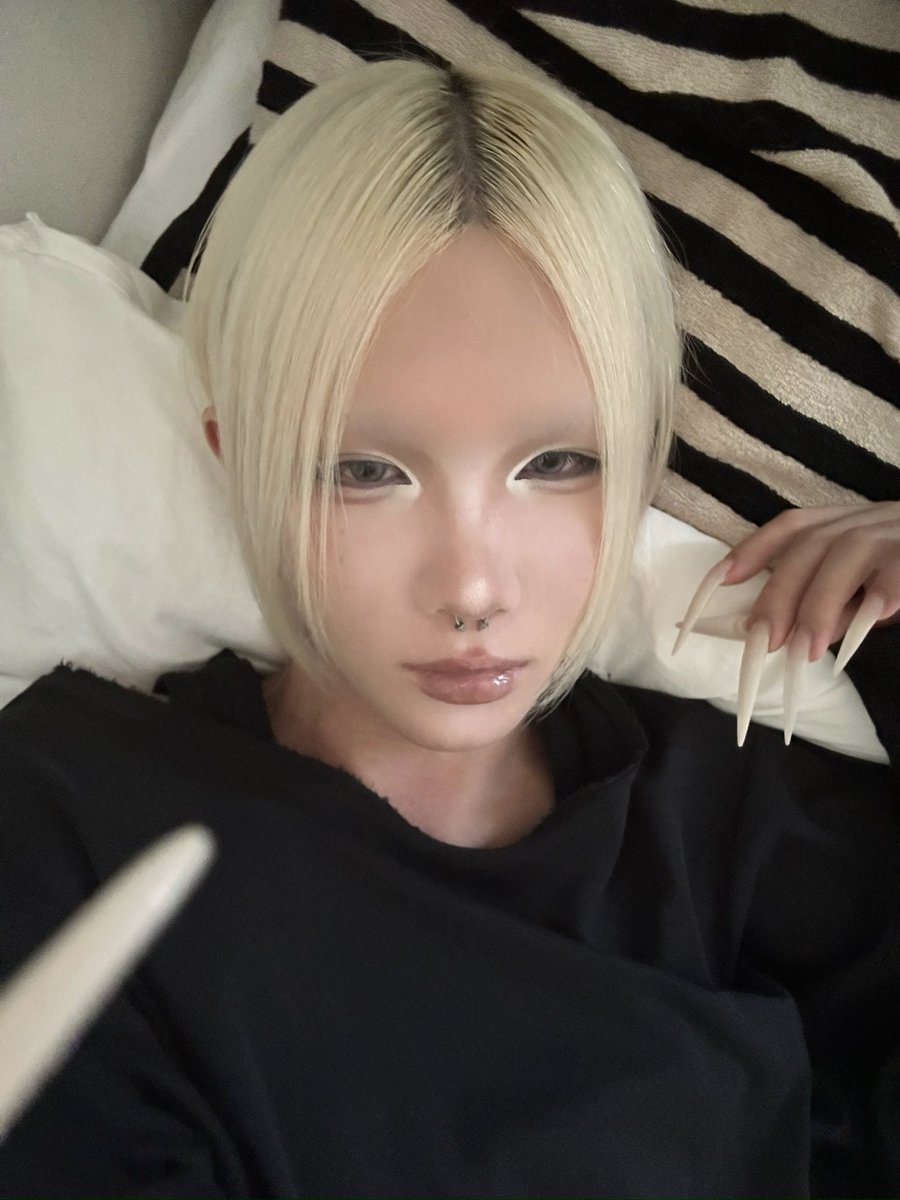 lanlanllu's tweet photo. 爪長くて内カメに映り込むんダル https://t.co/6d0I2M6TC4