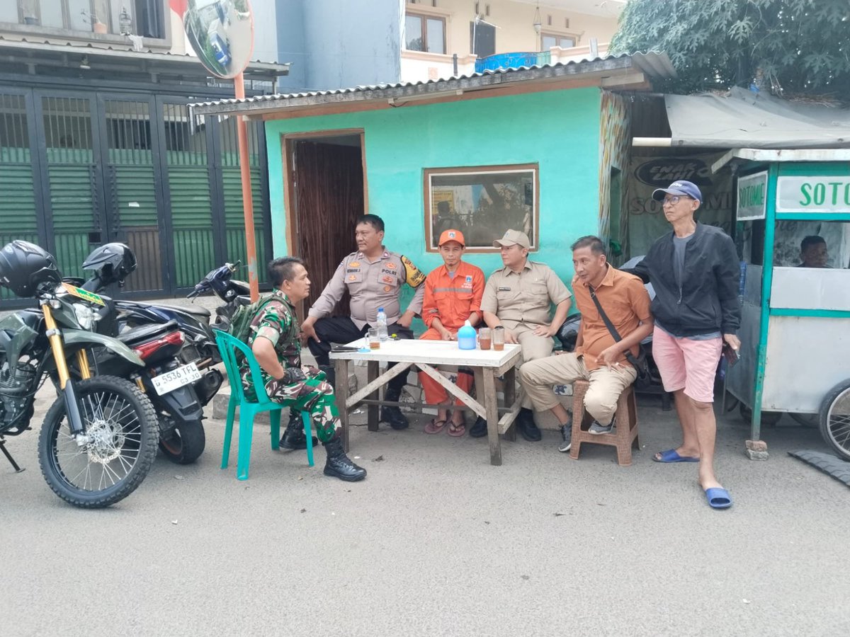 HumasPolsekJat2's tweet photo. BHABINKAMTIBMAS KEL. RAWA BUNGA BERSAMA 3 PILAR MELAKUKAN SAMBANG KAMTIBMAS DENGAN TOKOH WARGA DI KEL. RAWA BUNGA JATINEGARA JAKARTA TIMUR https://t.co/Q4iBqqvMFu