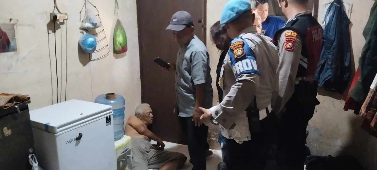 HumasPolsekJat2's tweet photo. KEGIATAN CEK TKP ORANG MENINGGAL DI RUMAH KONTRAKAN KEL. CIPINANG BESAR UTARA KEC. JATINEGARA JAKARTA TIMUR https://t.co/RE4fTuvj1J