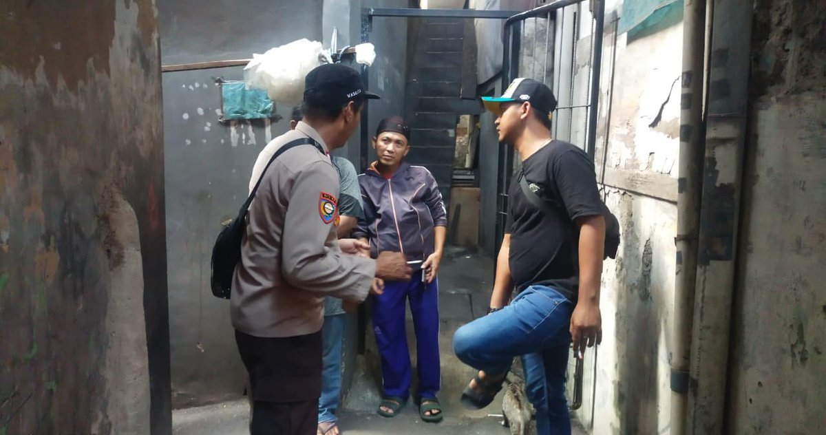HumasPolsekJat2's tweet photo. KEGIATAN CEK TKP ORANG MENINGGAL DI RUMAH KONTRAKAN KEL. CIPINANG BESAR UTARA KEC. JATINEGARA JAKARTA TIMUR https://t.co/RE4fTuvj1J