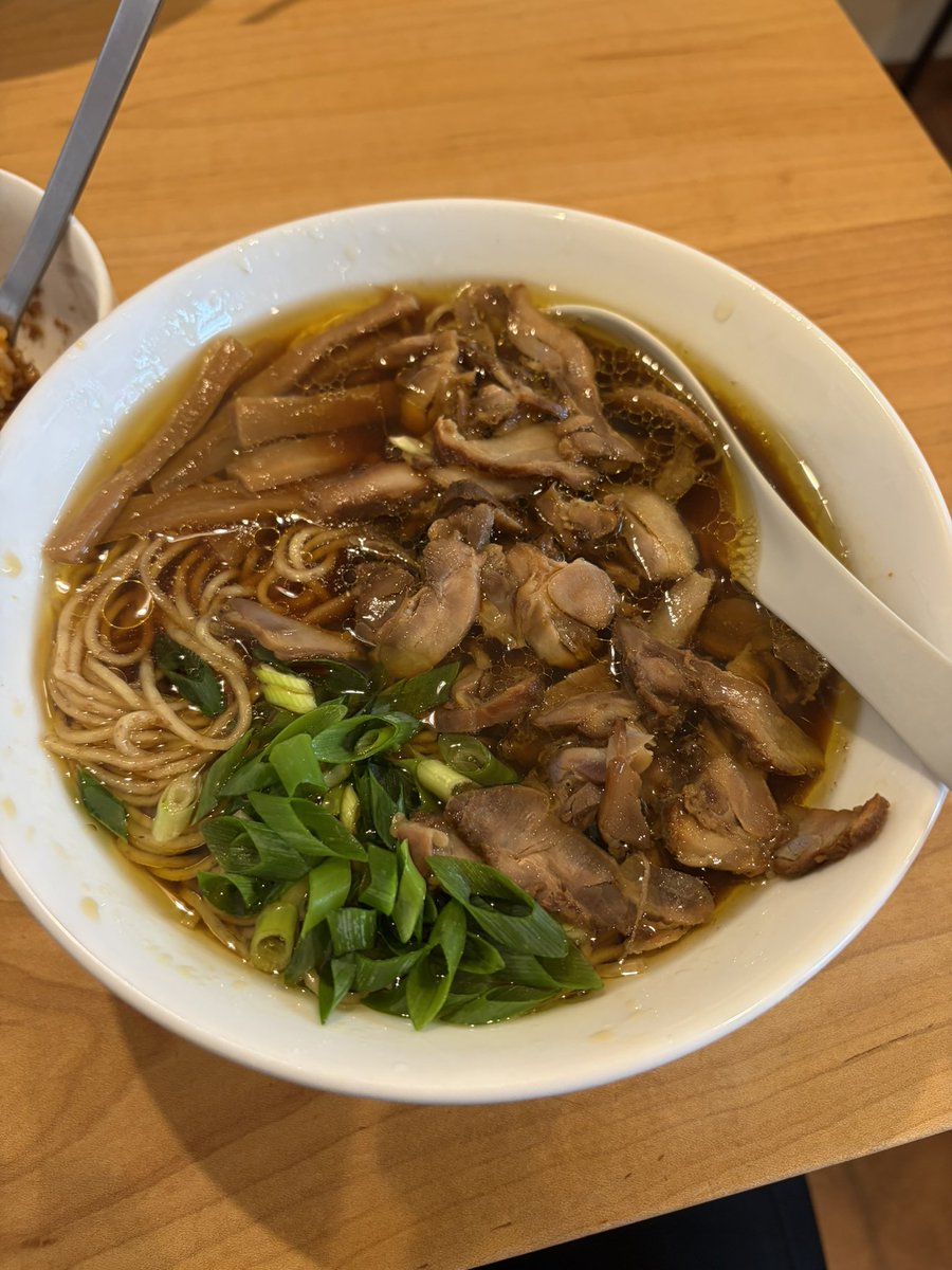Dedewo3's tweet photo. とりたまセット（並） at 中華そば いまい

全粒粉、やわめ、鶏油多め
味は濃い目でどっさり入ったほろほろの鶏チャーシューと鶏スープがマッチしててボリューミー
食べた感じだと生卵が合うお味
とりたま丼はそぼろの味が濃いが汁気はなく卵黄で混ぜる

#兵庫ラーメン　#中華そばいまい https://t.co/QZpErqPLPO