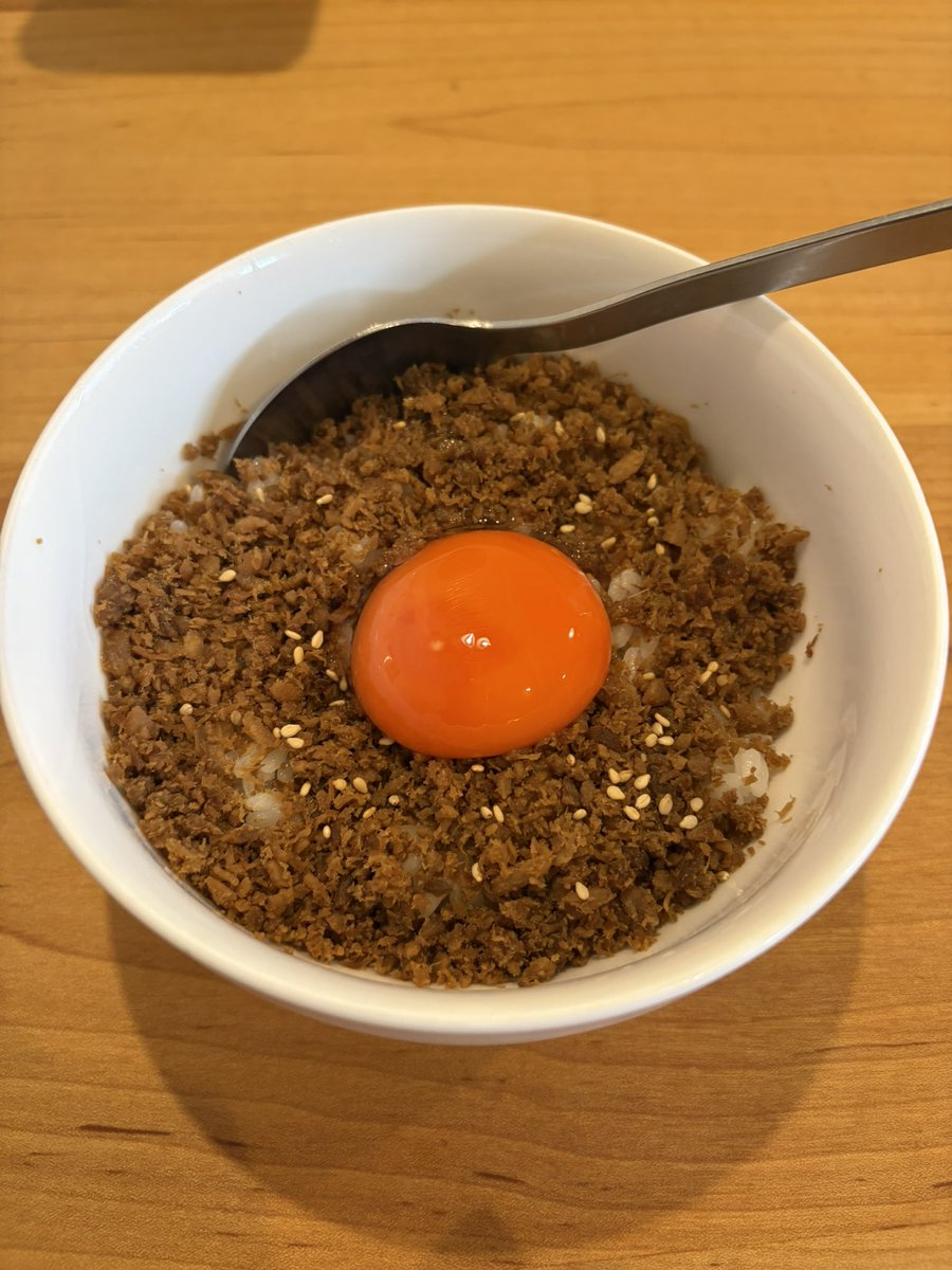 Dedewo3's tweet photo. とりたまセット（並） at 中華そば いまい

全粒粉、やわめ、鶏油多め
味は濃い目でどっさり入ったほろほろの鶏チャーシューと鶏スープがマッチしててボリューミー
食べた感じだと生卵が合うお味
とりたま丼はそぼろの味が濃いが汁気はなく卵黄で混ぜる

#兵庫ラーメン　#中華そばいまい https://t.co/QZpErqPLPO