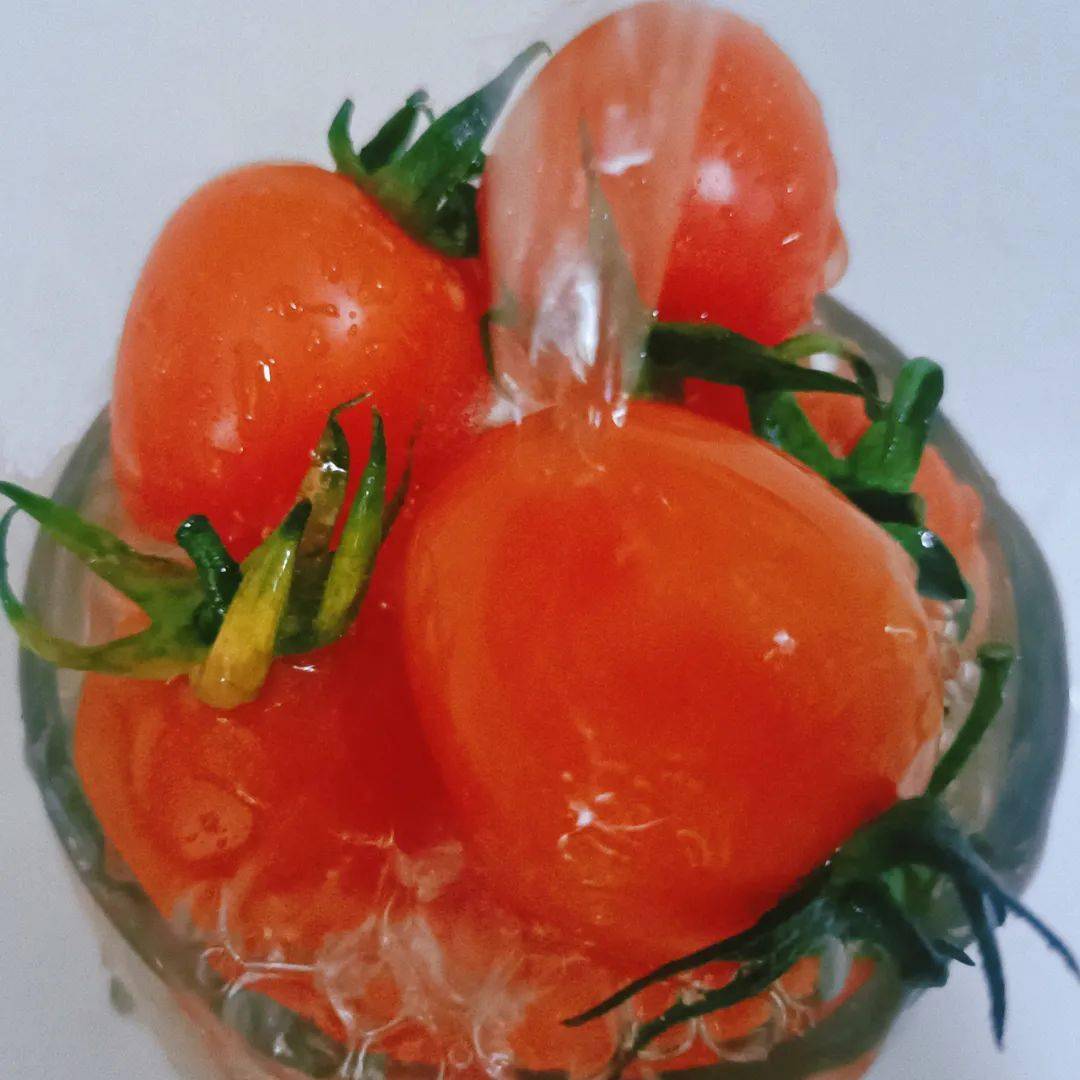 subsbu1111's tweet photo. Just tried the heirloom tomato from the local farmers’ market—sun-ripened, juicy, and packed with that rich, old-school tomato flavor. Game changer for my summer salads! https://t.co/EBnHv1FKyL