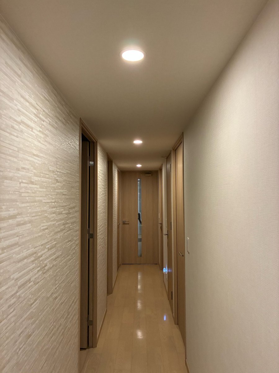 ysakon's tweet photo. 自宅廊下のダウンライトを点灯させると1つだけビビっという嫌な音がするので3発全交換。
同じワット数のはずだけど、少し明るくなりました。 https://t.co/dL9aAARmHE