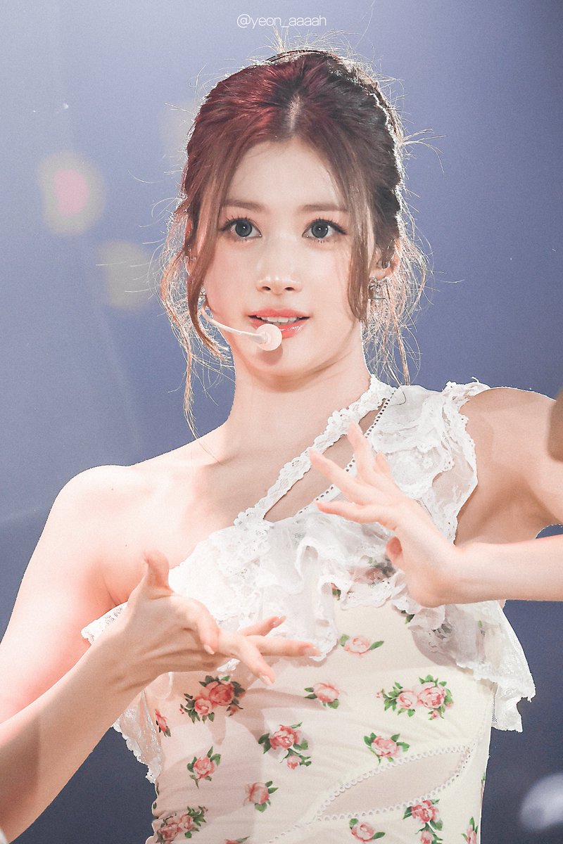 yeon_aaaah's tweet photo. 260712 〈THIS IS FOR〉WORLD TOUR FINALE in SEOUL  

눈부시게 아름답고 아프다 해도
It's our golden days💎

#TWICE #트와이스 
#SANA #사나 #サナ https://t.co/vjFVE2R7eY