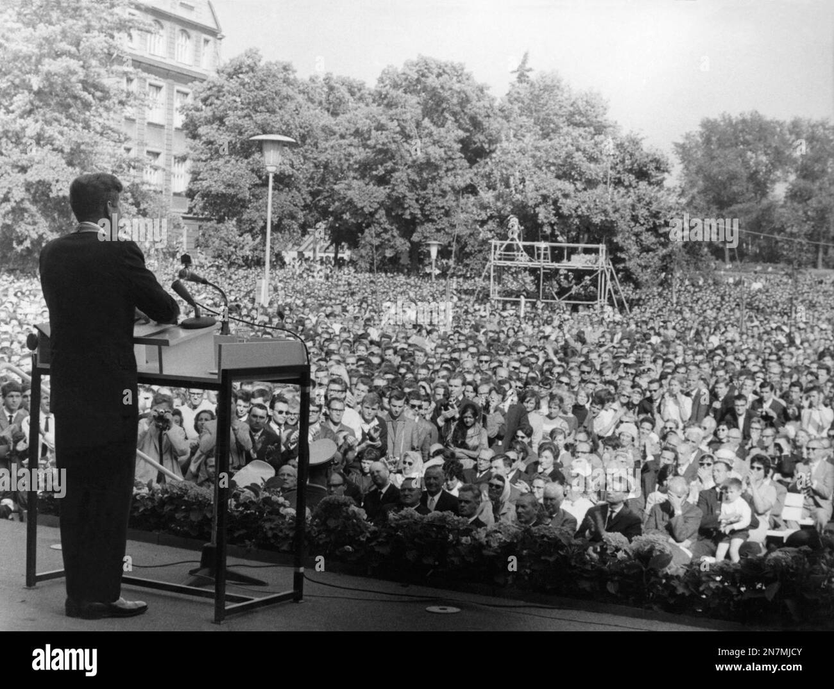 Judyth's tweet photo. People have forgotten how popular John F. Kennedy was. He was too popular for his enemies to impeach, so they turned to a different option. I am a witness as to who hated him and who had the means, motive and opportunity. 
photos:  New Orleans, May 1962, Rochester, NY, West Berlin, June 1963, Detroit, ~1961.