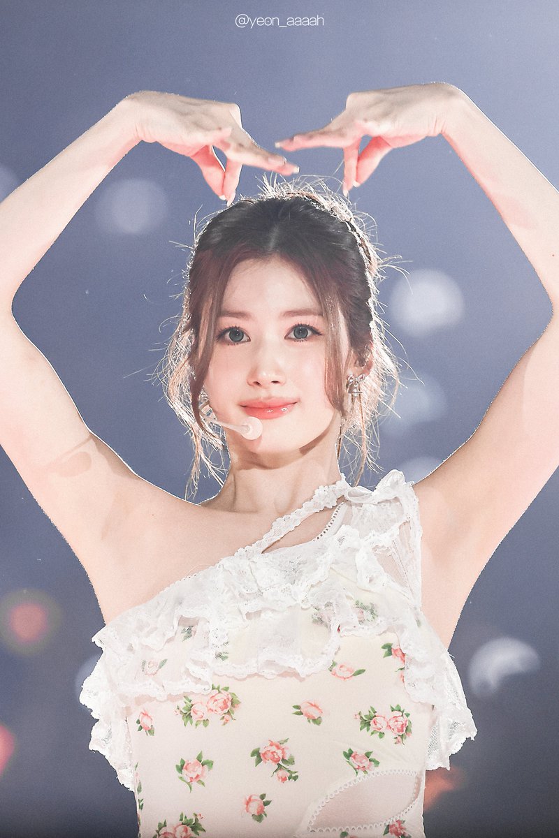 yeon_aaaah's tweet photo. 260712 〈THIS IS FOR〉WORLD TOUR FINALE in SEOUL  

눈부시게 아름답고 아프다 해도
It's our golden days💎

#TWICE #트와이스 
#SANA #사나 #サナ https://t.co/vjFVE2R7eY