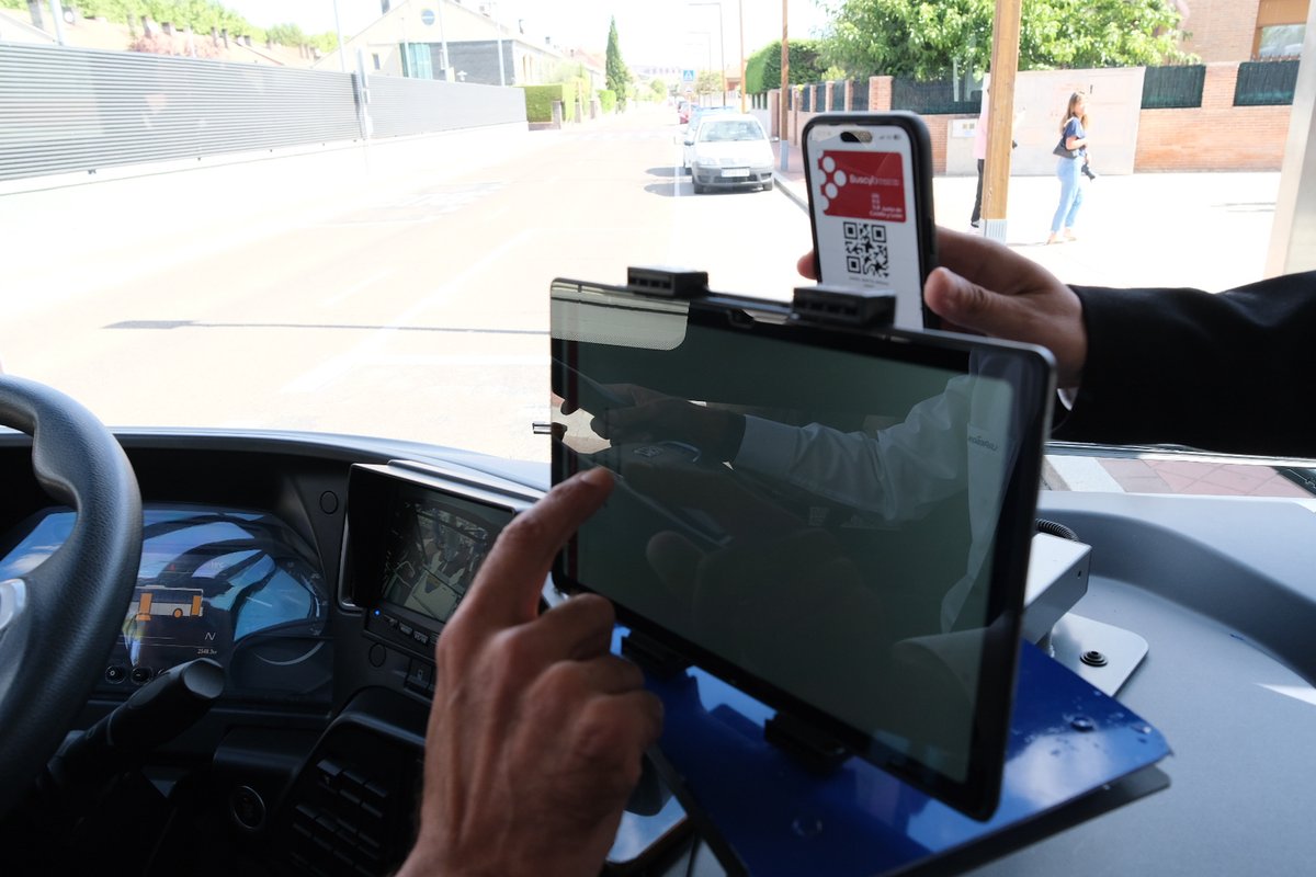 JuventudCYL's tweet photo. 😏 Hay ventajas que merece la pena aprovechar.

Una de ellas es viajar GRATIS por Castilla y León con la tarjeta BusCYL.

👉 Si estás empadronado en la Comunidad, ya puedes solicitarla.

💳 Toda la información en https://t.co/xJDT8HqPVC https://t.co/jPygziEgXz