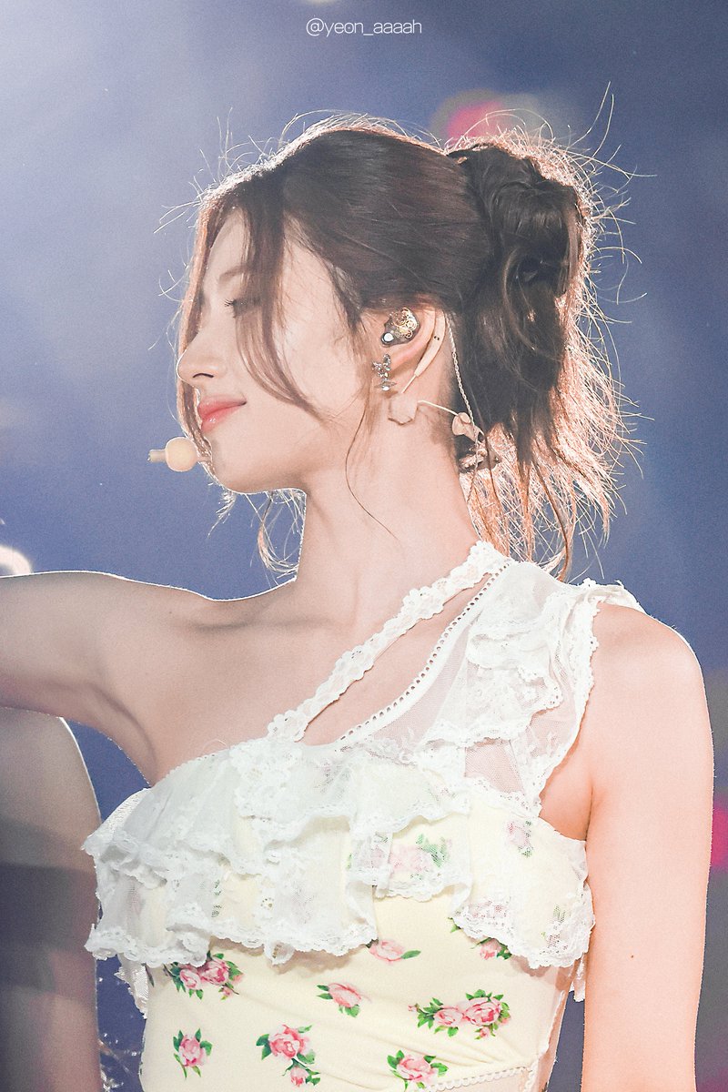yeon_aaaah's tweet photo. 260712 〈THIS IS FOR〉WORLD TOUR FINALE in SEOUL  

눈부시게 아름답고 아프다 해도
It's our golden days💎

#TWICE #트와이스 
#SANA #사나 #サナ https://t.co/vjFVE2R7eY