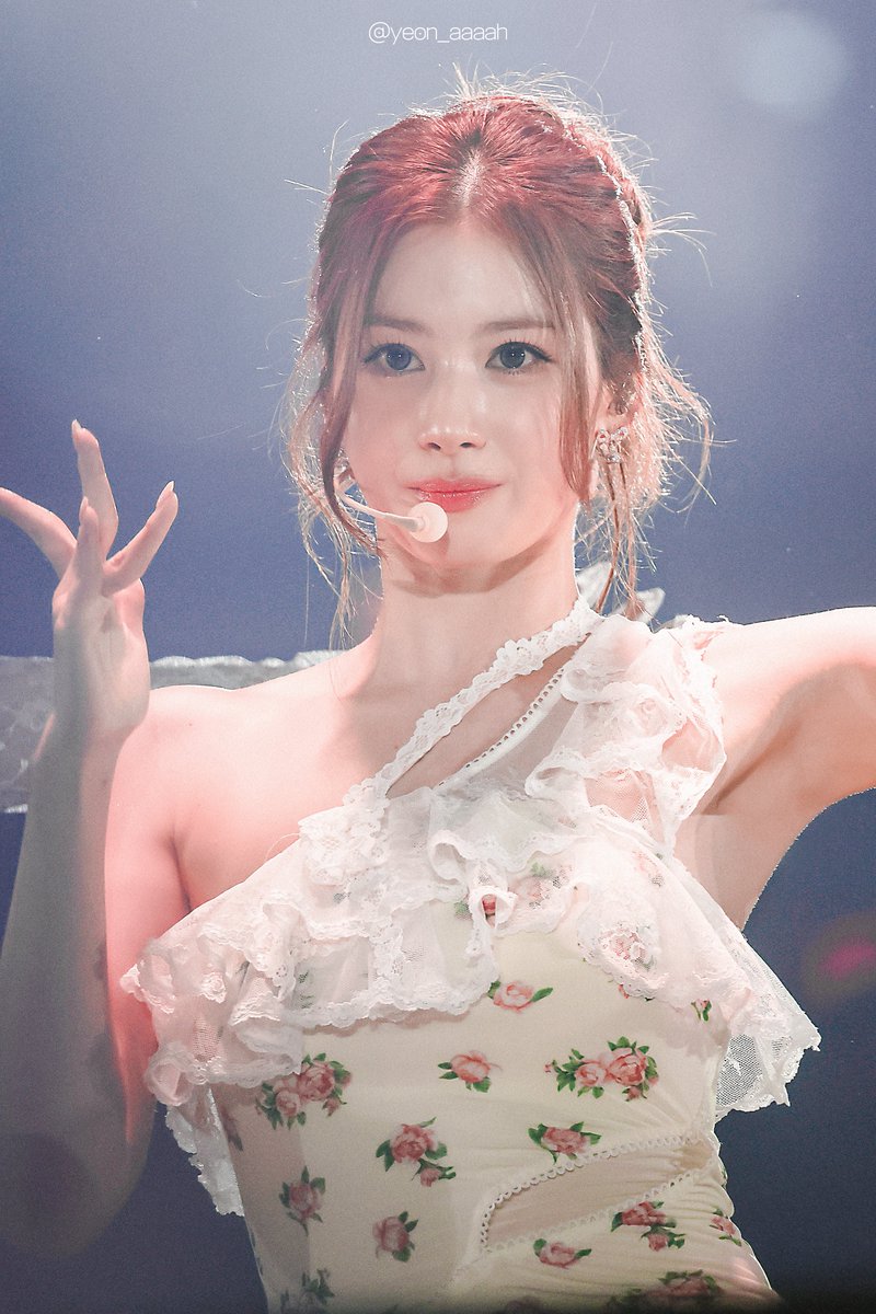 yeon_aaaah's tweet photo. 260712 〈THIS IS FOR〉WORLD TOUR FINALE in SEOUL  

눈부시게 아름답고 아프다 해도
It's our golden days💎

#TWICE #트와이스 
#SANA #사나 #サナ https://t.co/vjFVE2R7eY