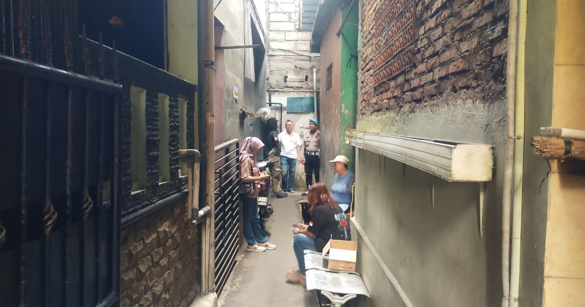 HumasPolsekJat2's tweet photo. KEGIATAN CEK TKP ORANG MENINGGAL DI RUMAH KONTRAKAN KEL. CIPINANG BESAR UTARA KEC. JATINEGARA JAKARTA TIMUR https://t.co/RE4fTuvj1J