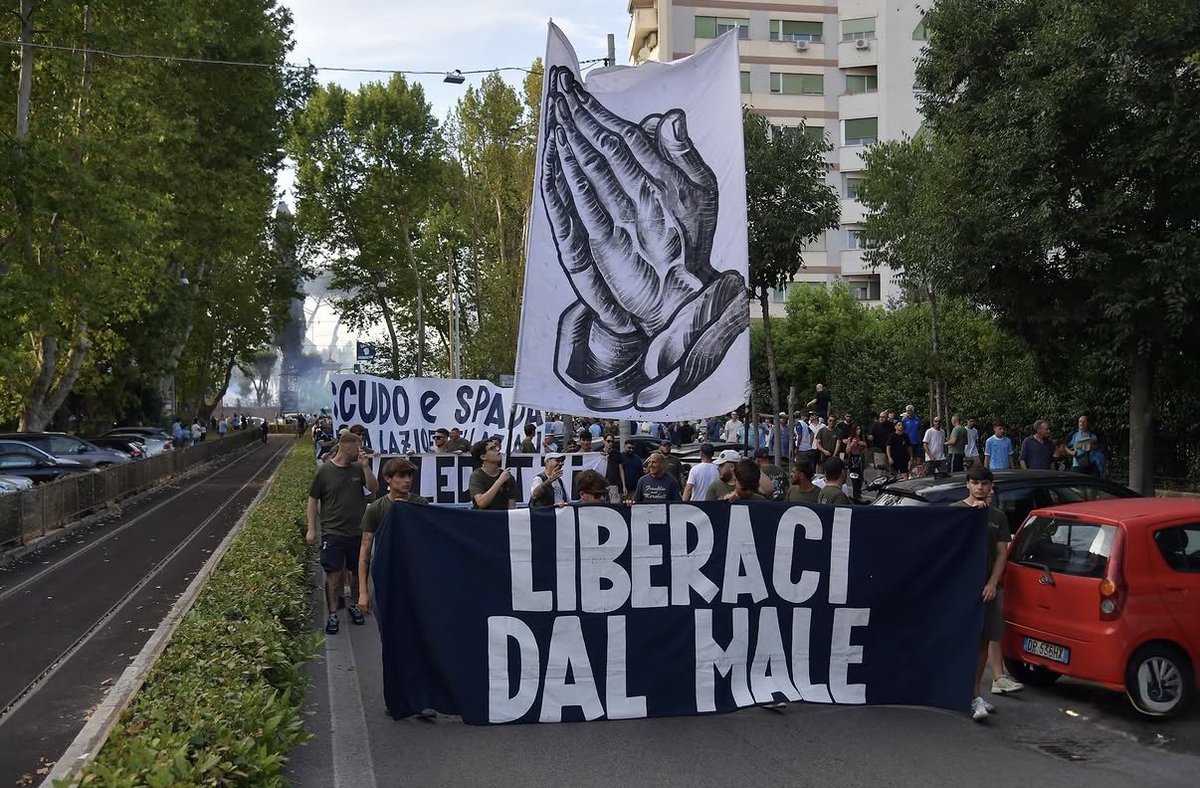 spazio_lazio's tweet photo. Mettiamo un attimo le cose in chiaro.

La Lazio e i tifosi Laziali non sono morti.
La Lazio e i suoi tifosi ci sono.
Ci sono nei 30.000 della contestazione alle 17 di un giovedì lavorativo.
Ci sono nei 500 degli Stati Generali.
Ci sono nel 99% dei tifosi che non hanno rinnovato l’abbonamento.
Ci sono in tutti quelli che andranno a Bologna e ogni trasferta che sarà stracolma di gente. 

Ci sono i tifosi Laziali e ve ne accorgerete quando saremo liberi.
L’unica cosa morta è la società e le persone che ci sono dentro!