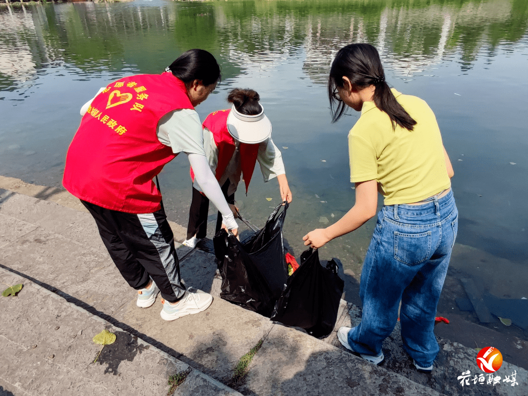 ihayoung526's tweet photo. Amazing turnout for our campus environmental volunteer club's river clean-up! We removed 50+kg of trash and turned a littered spot into a nice resting area for students  Join us next Saturday at 9 AM—link in bio! https://t.co/oMoEZmIois