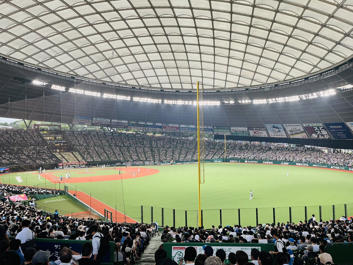 lions_wine's tweet photo. 今日は西武ドームへ！
いよいよ蒸し風呂ドームの本領発揮だね。
暑すぎる！新型レオライナーがカッコいい。 https://t.co/vi3zTUj3a9