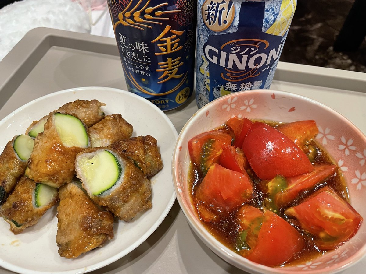 meshisake10's tweet photo. ズッキーニの肉巻きうまし🙆‍♀️🍻
中華風トマト和えもうまし🍅✨️ https://t.co/9kEoIDziLP