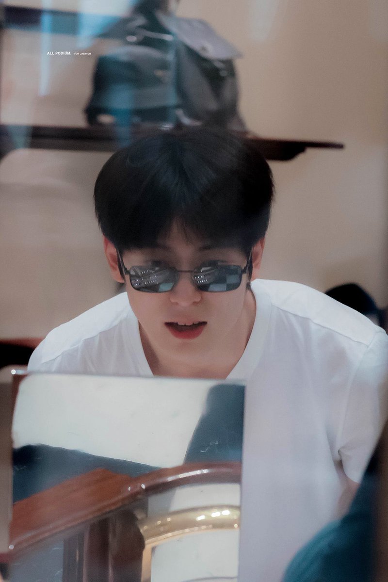 unxerry's tweet photo. 휴냐기니를 믿기      VS       기니휘기를 믿기 https://t.co/vTPSGUl37f