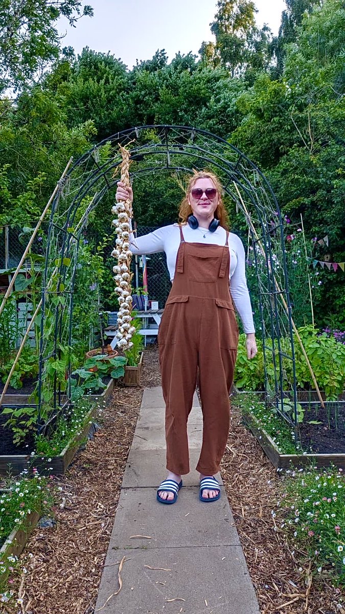 itssamanthaaaa_'s tweet photo. posing with my garlic harvest the way men do with fish 🧄 https://t.co/pARBh1KFJu