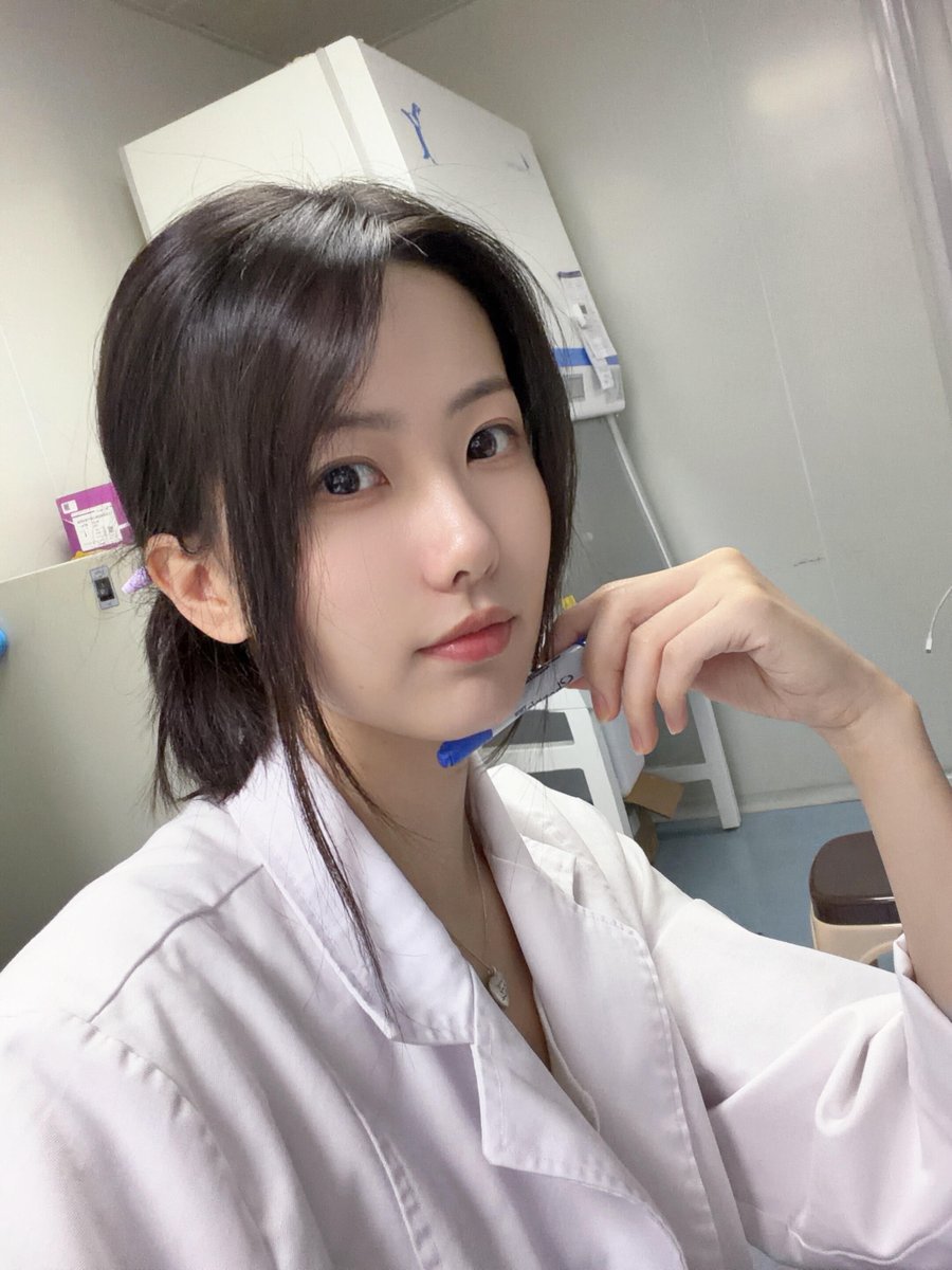 OmenmaDaniel's tweet photo. 白天埋头做实验，晚上化身球场小迷妹⚽️
今天又被自己这张实验服自拍迷住了…你们说，是认真做科研的样子香，还是偷偷看球时偷笑的样子更可爱呀？📷男朋友们快来告诉我～ 你更想陪我做实验还是陪我熬夜看球？📷#读博日记 #女博士日常 #实验室女孩 #看球女孩 #科研与热爱 #中国女孩 https://t.co/XHsTGnXdRO