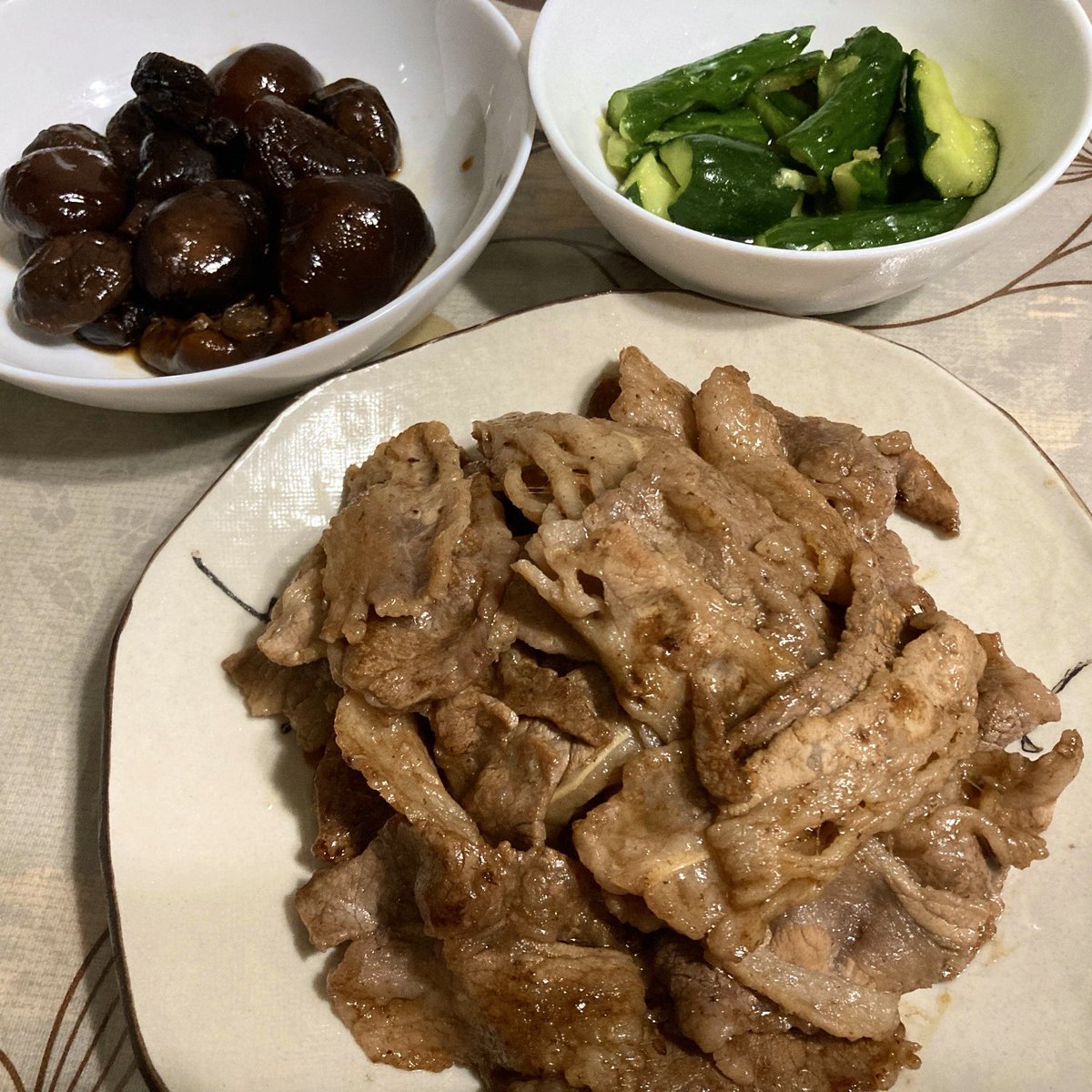 imprezaryou's tweet photo. 今日の晩飯、
牛バラ焼肉、椎茸含め煮、きゅうりのわさび漬け。
そこそこの大きさのパックの焼肉を焼いたので、久々にガッツリ焼肉。含め煮は出汁を吸って旨味が凄い。
#おうちごはん https://t.co/aWaz84JfOd