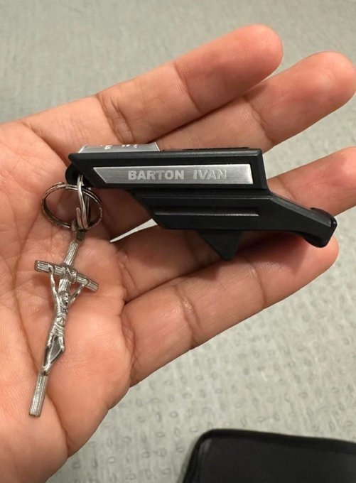 MarioNawfal's tweet photo. 🇸🇻🇪🇸🇫🇷 A unique detail about referee Iván Barton during Spain’s World Cup semifinal against France.

The Salvadoran official, who took charge of the match, carries a referee’s whistle featuring a crucifix, a personal symbol that has accompanied him on the biggest stages of football.

A small detail that reveals the person behind the referee.

Source: @Sachinettiyil / Writer: Samuel
