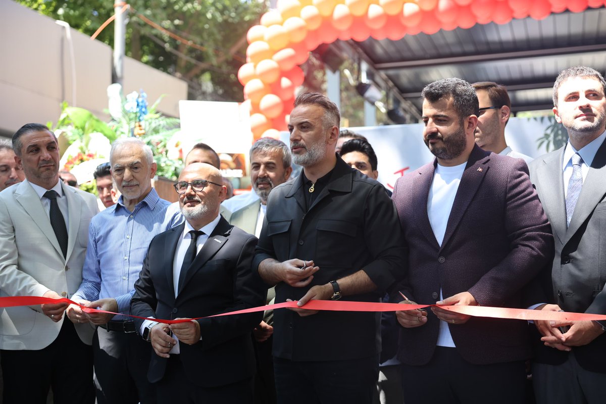 orhanaydin's tweet photo. 📍Yeniköy,İstanbul

15 Temmuz Demokrasi ve Millî Birlik Günü gibi anlamı büyük bir günde, dostlarımızın açmış oldukları işletmenin açılış merasimine katıldık.

ASKON Çoklu Ortaklık ve İş Geliştirme Projesi’nin somut örneklerinden olan işletmenin açılışını hep birlikte gerçekleştirdik.

ASKON çatısı altında birlikte görev yaptığımız kıymetli dostlarım Ercan Vergili, Ali Küçük, Abdurrahim Tavlı, Mehdi Öztürk, Mehmet Özgür ve Mehmet Ali Karan’ın hayata geçirdiği Juan Valdez işletmesinin açılış kurdelesini kesmekten büyük bir memnuniyet duydum.

Bu yatırım, sadece yeni bir işletmenin kapılarını açmakla kalmıyor; aynı zamanda kardeşlik hukukunun, karşılıklı güvenin ve ortak üretim anlayışının somut bir yansıması olarak örnek bir iş modeli ortaya koyuyor. İnanıyorum ki bu yaklaşım, üyelerimiz arasındaki dayanışmayı daha da güçlendirecek ve iş dünyamıza ilham verecek yeni ortaklıklara vesile olacaktır.

Bu anlamlı girişimi hayata geçiren kıymetli dostlarımızı gönülden tebrik ediyor, işletmelerinin hayırlı, bereketli ve bol kazançlı olmasını diliyorum.

Rabbim birlik ve beraberliğimizi daim, ortaklıklarımızı ise güçlü ve kalıcı eylesin.