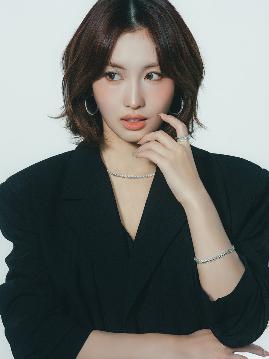 impeachtofu's tweet photo. 🚨Breaking News🚨

Dispatch has revealed that CEO Park Jihyo has been reportedly dating famous model Hirai Momo. 

The two have yet to confirm or deny this allegation. https://t.co/NmycrNg5Ny