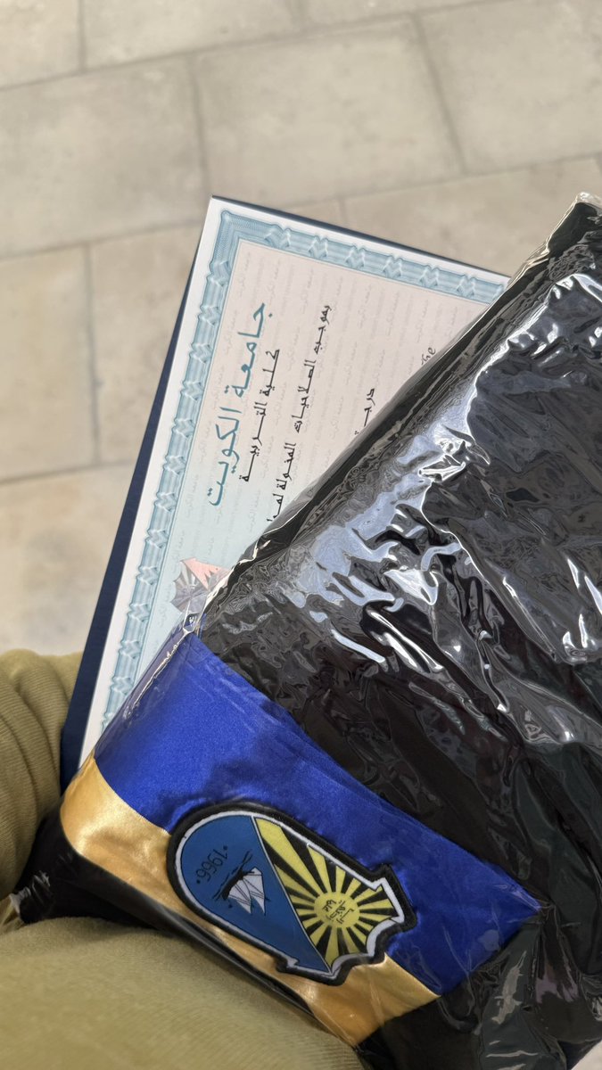 realherishere's tweet photo. َ                      🥳🥹FINALLY 🥹🥳
 قـبل سنه إخلاء طـرف واليـوم الشهـاده الفخـريه
 َ       FAREWELL KUWAIT UNIVERSITY 
َ          #خـلاص_من_حبكـم_يازيــن_عزلــنا https://t.co/IxobMQSaKq