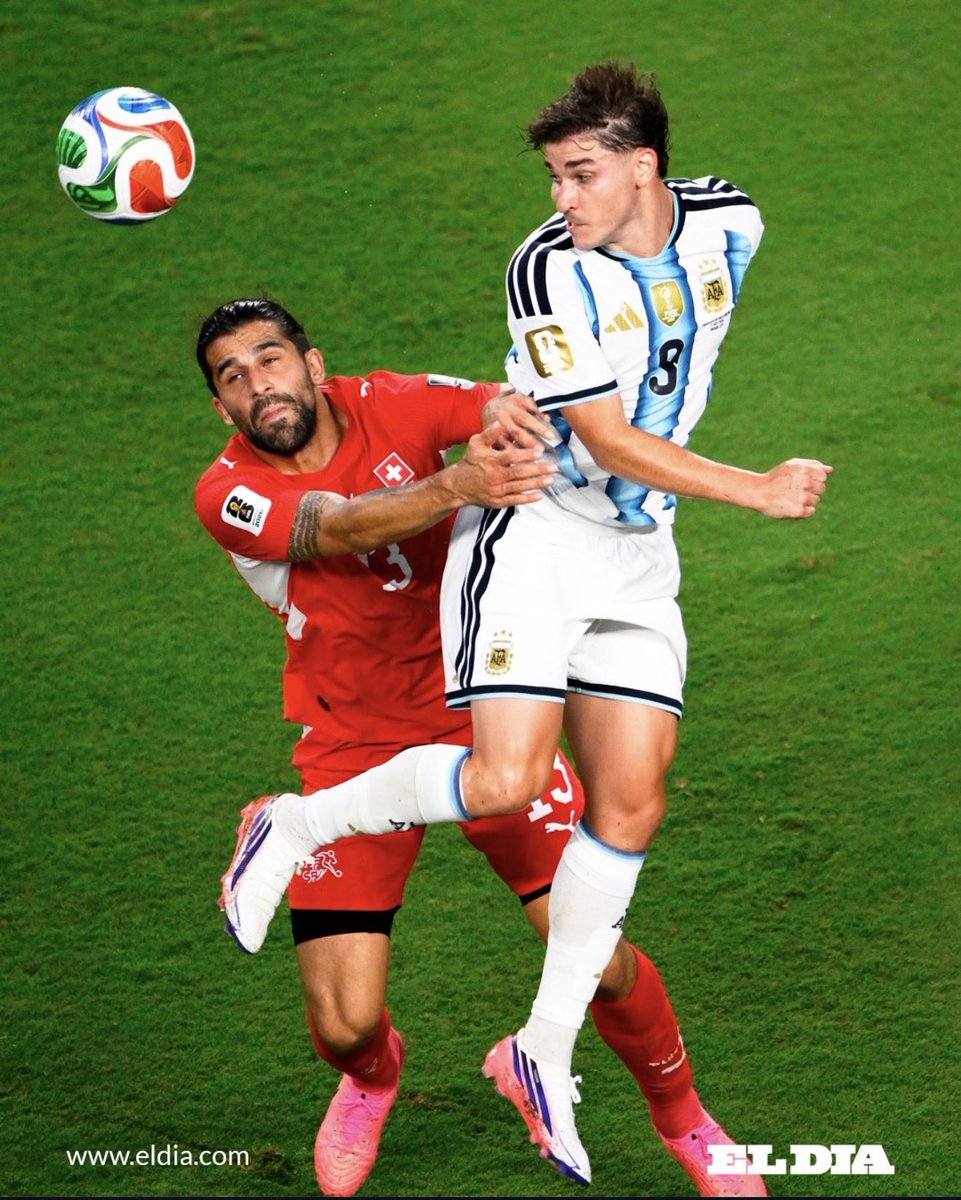 AGpicks365's tweet photo. Mi sensación es que esta semifinal no la ganará el equipo que tenga más posesión.

La ganará el que imponga su contexto.

🇦🇷 Si Argentina consigue un partido paciente, compacto y con espacios para correr cuando recupere, estará muy cerca de la final.

🏴󠁧󠁢󠁥󠁮󠁧󠁿Si Inglaterra obliga a Argentina a defender transiciones constantes y ataques verticales, tendrá mucho ganado.

Porque las semifinales no suelen decidirlas las estadísticas.

Las decide quién consigue llevar el partido a su terreno.

¿Qué crees que pesará más: el talento individual o el planteamiento táctico?