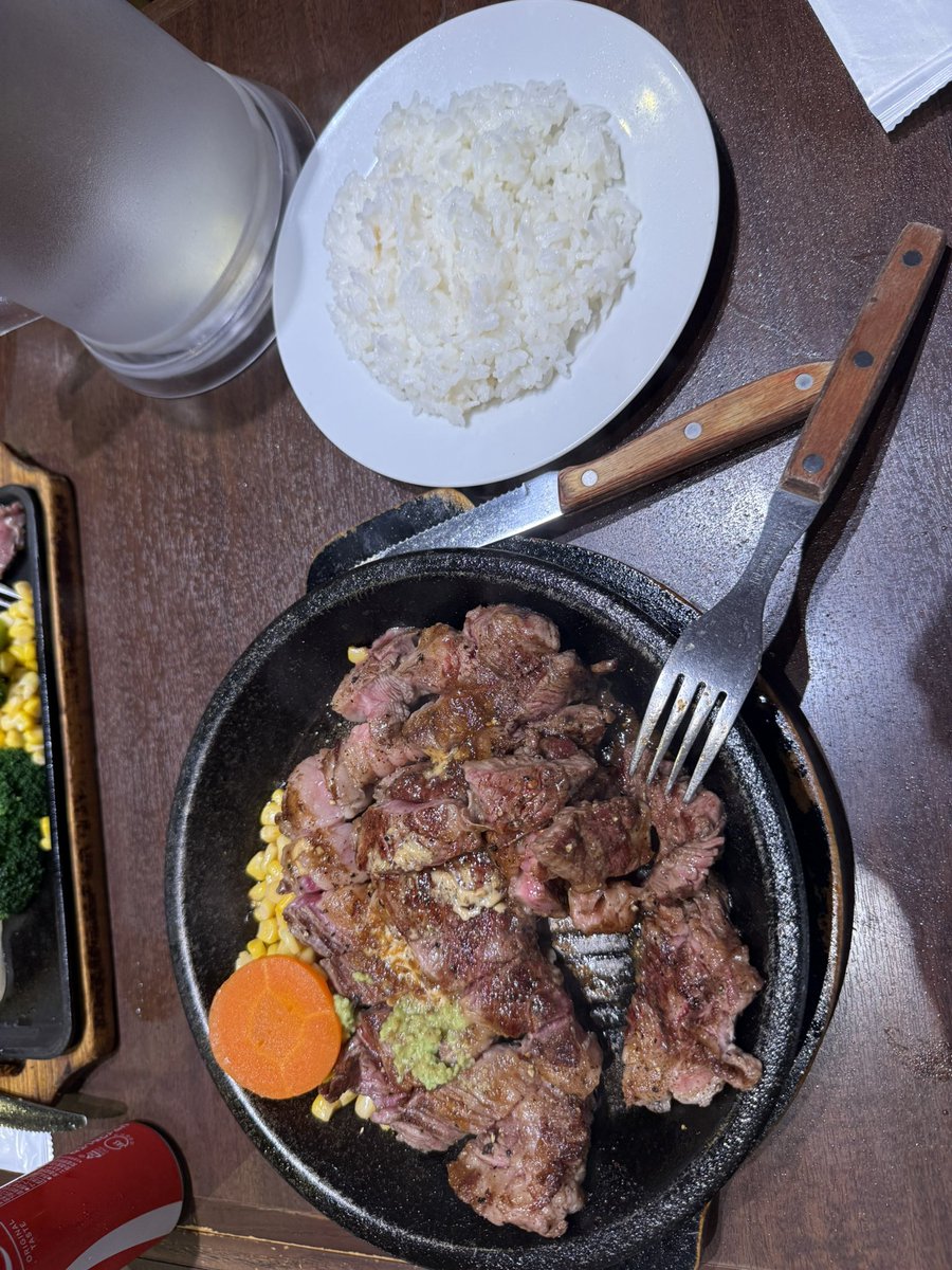 G_F_502's tweet photo. 今日は月に一度のスペシャルデーいきなりステーキでハイボールと４５０グラムライスサラダセット https://t.co/5JDIFz5p0F