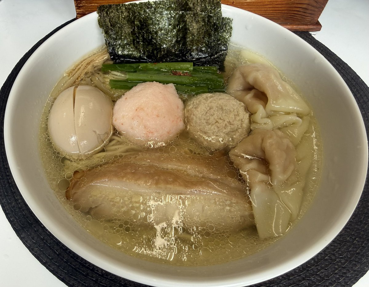 Sugar_Life_0324's tweet photo. 仕事場の近くに有名店があるのは運命だよな😏
練馬区にある、麺や金時の特製塩☺️
贅沢な一杯😏

#麺や金時
#ラーメン
#ラーメン好き
#練馬区ラーメン https://t.co/XRI5jbbLOK