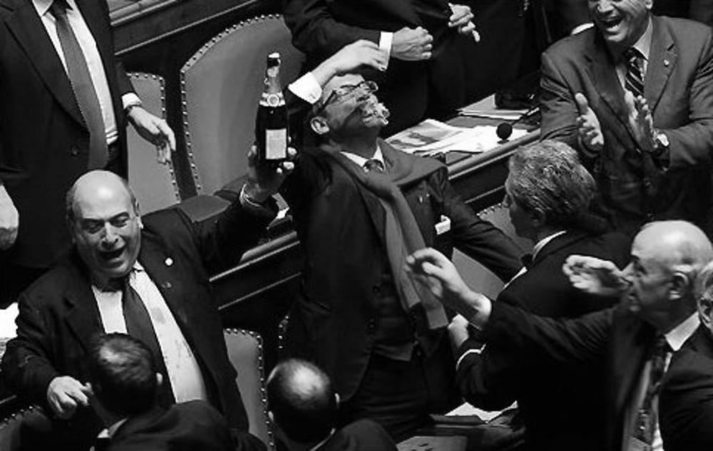 Moonlightshad1's tweet photo. La maggioranza attualmente al governo è la stessa che nel 2008 festeggiava così la caduta pilotata del governo Prodi avvenuta grazie alla compravendita dei senatori; oggi s'improvvisa maestra di bon ton, nessuna lezione, da gente così.
#leggeelettorale https://t.co/icy50xuwEo