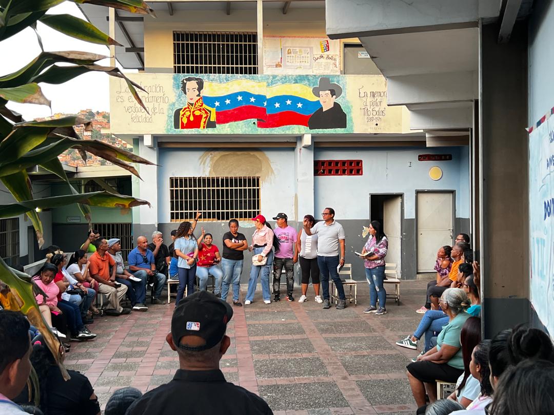 JDEnVictoria's tweet photo. ¡Continuamos desplegados desde la Comuna San Isidro! 🏘️ Avanzando con fuerza para brindar la mejor atención a nuestra gente. 🤝 ¡La clave es la organización y la participación popular! 👥
#PoderPopular #OrganizaciónYParticipación #TrabajoEnEquipo #AtenciónSocial https://t.co/TOTLiUf9Yq