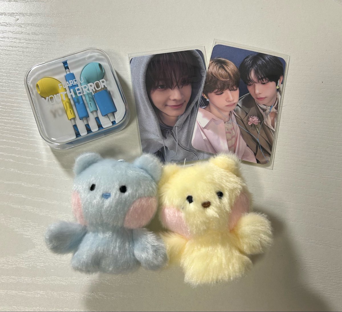 _ac1O2's tweet photo. ずっと手繋いでてかわいぃ~(๑>◡<๑)♡イヤホンの中に入ってたトレカは何ですかね？ https://t.co/PC6bTKfa2y
