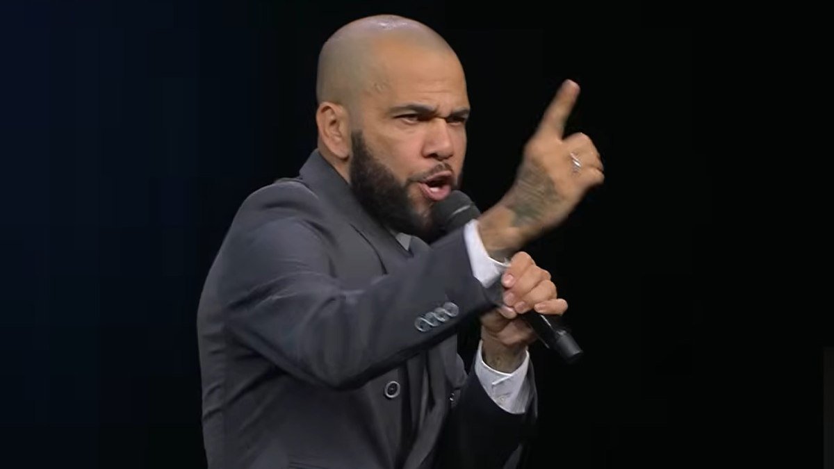 _jamaike's tweet photo. #DanielAlves que agora dá seu testemunho, disse que na cadeia era melhor, pois "o pai estava com ele!".. incrível, que Deus só não perdoa aborto e yag.. o resto pode.. o que mais tem no bairro onde cresci, é crente que era matador e a porra toda. 🤔 https://t.co/MwwUCEP3Sh