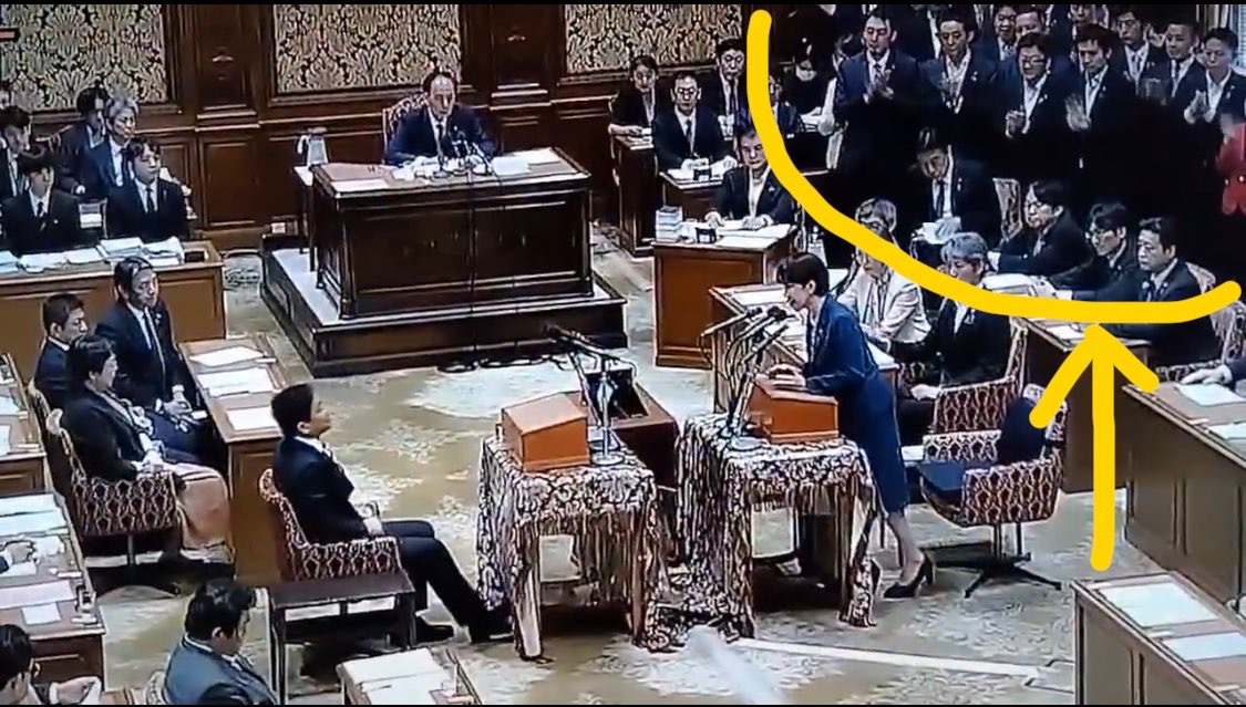 nichinichibijou's tweet photo. 気持ち悪すぎてビックリした、なにこれ…
首相が喋る度にデカい拍手と掛け声を出して相手を威圧する、こんな異様な立ち見「ガヤ」応援団がいる党首討論いままであったっけ？！こんな国会イヤすぎる…

こういうことすると、この陣営ならネガキャン動画もやりかねないな…と思われて逆効果だと思うけど https://t.co/NkjrnV7BN2