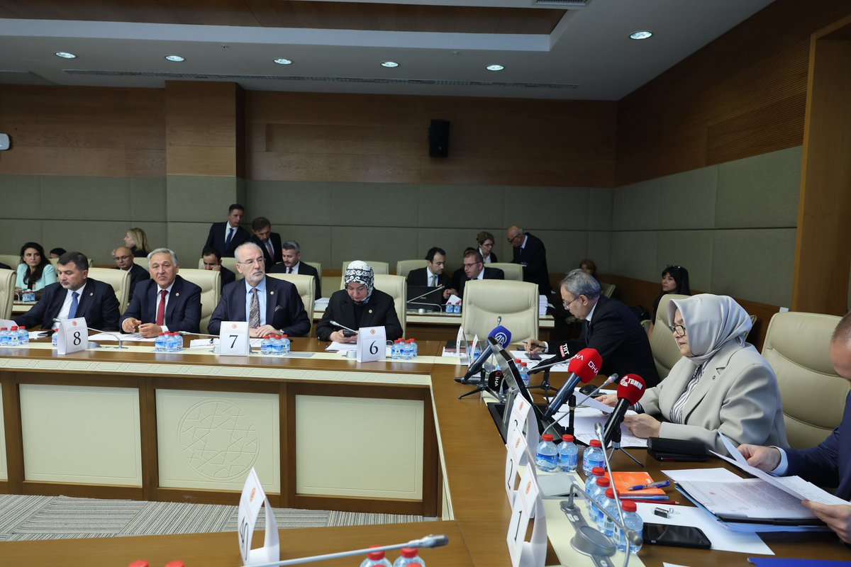 ilyastopsakal's tweet photo. TBMM Millî Eğitim, Kültür, Gençlik ve Spor Komisyonunda; yükseköğretim sistemimizin niteliğini güçlendirmeyi, akademik yapıyı geliştirmeyi ve gençlerimizin geleceğine daha sağlam bir zemin hazırlamayı amaçlayan Yükseköğretim Kanunu ile Bazı Kanunlarda Değişiklik Yapılmasına Dair Kanun Teklifimizin görüşmelerini gerçekleştirdik.

Bilginin, bilimin ve eğitimin Türkiye Yüzyılı hedefleri doğrultusunda daha güçlü bir yapıya kavuşması için; ortak akıl, sorumluluk ve kararlılıkla çalışmalarımızı sürdürüyoruz.

Kanun teklifimizin yükseköğretim camiamıza, gençlerimize ve ülkemize hayırlı olmasını temenni ediyorum.

@tbmmresmi @TurkgunGazetesi @benguturktv