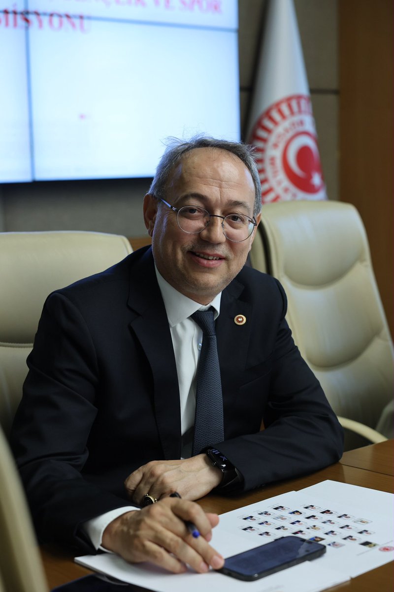 ilyastopsakal's tweet photo. TBMM Millî Eğitim, Kültür, Gençlik ve Spor Komisyonunda; yükseköğretim sistemimizin niteliğini güçlendirmeyi, akademik yapıyı geliştirmeyi ve gençlerimizin geleceğine daha sağlam bir zemin hazırlamayı amaçlayan Yükseköğretim Kanunu ile Bazı Kanunlarda Değişiklik Yapılmasına Dair Kanun Teklifimizin görüşmelerini gerçekleştirdik.

Bilginin, bilimin ve eğitimin Türkiye Yüzyılı hedefleri doğrultusunda daha güçlü bir yapıya kavuşması için; ortak akıl, sorumluluk ve kararlılıkla çalışmalarımızı sürdürüyoruz.

Kanun teklifimizin yükseköğretim camiamıza, gençlerimize ve ülkemize hayırlı olmasını temenni ediyorum.

@tbmmresmi @TurkgunGazetesi @benguturktv