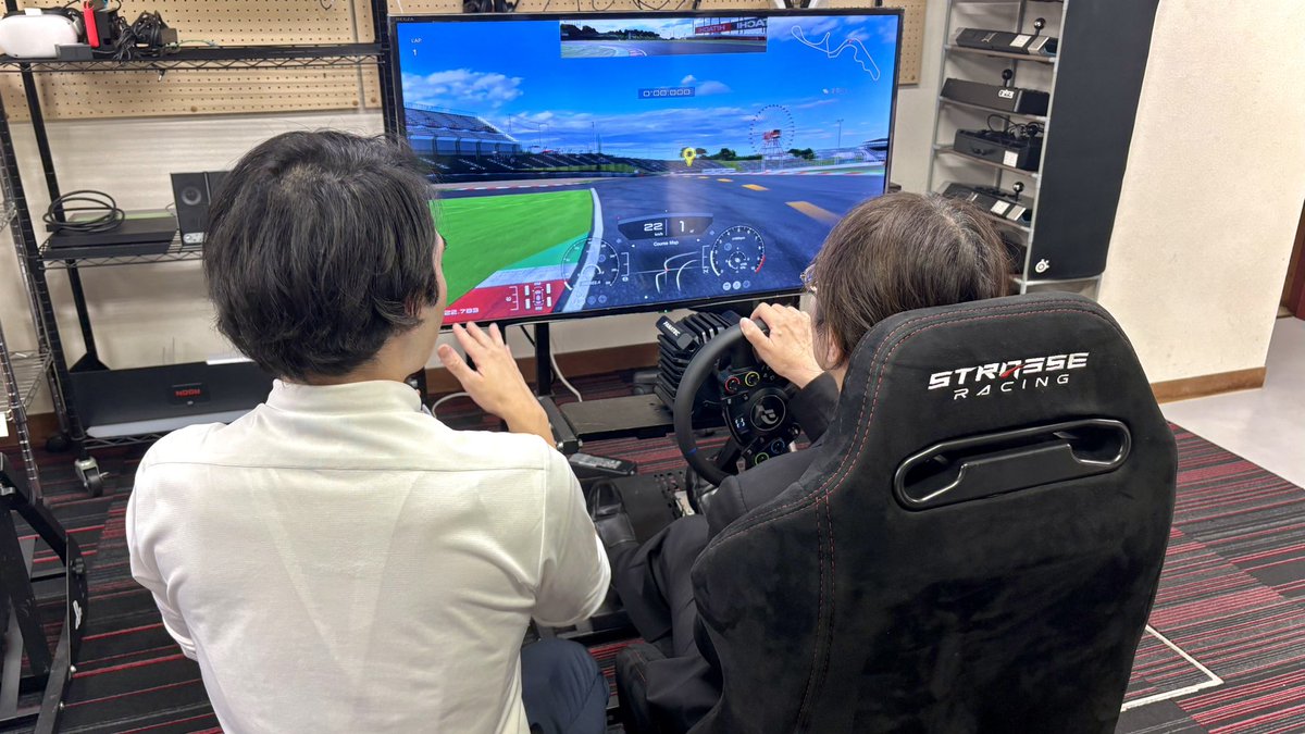 Kanemitsu_esp's tweet photo. 本日は、県内企業や学校関係者の皆さまにお越しいただき、今後の取り組みや目指す方向性についてご紹介し、意見交換を行いました。

シミュレーター体験や施設見学を通して、多くのご意見やアイデアをいただく貴重な機会となりました。

※写真は、代表がシミュレーターの説明を行っている様子です https://t.co/i66AHVKfqt