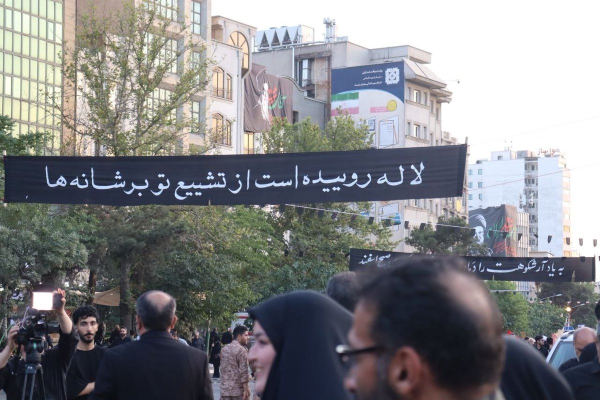 rozroshan's tweet photo. لاله روییده است از تشییع تو بر شانه ها...
#یا_لثارات_الخامنه_ای https://t.co/MzjIq8awi8
