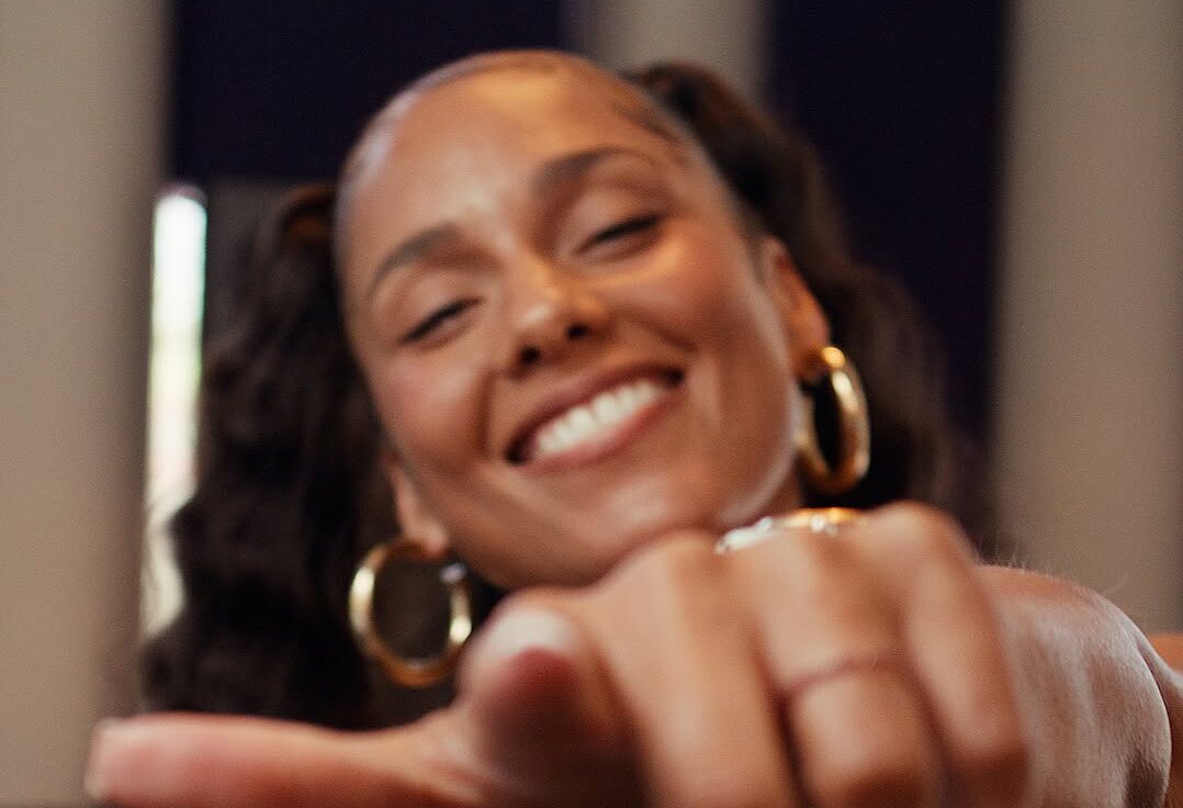 CelebrityInsid3's tweet photo. Alicia Keys stuns fans by breaking down her iconic debut hit 'Fallin'' layer by layer in a rare deep dive. A masterclass in songwriting you can't miss! ๐น๐ฅ
#AliciaKeys #Fallin #Songwriting #MusicHistory https://t.co/s1LCJNTPD1