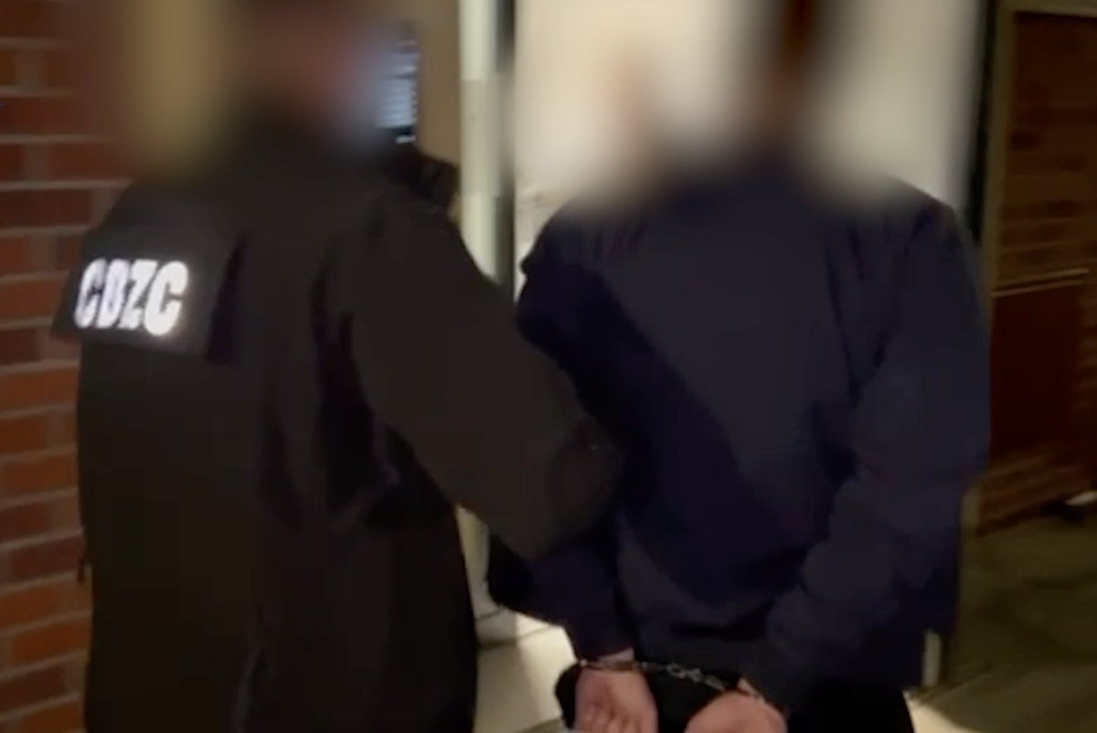 CyberDefence24's tweet photo. SZOK❗️ 29-latek planował atak maczetą na jedno z poznańskich przedszkoli. Po masowej zbrodni miał popełnił samobójstwo.

Funkcjonariusze @PolicjaCBZC znaleźli w sieci wpis mężczyzny, w którym groził, że zabije dzieci a potem siebie. 29-latek utworzył internetową ankietę z 3 lokalizacjami do wyboru.

Po kilku godzinach siedział już za kratkami. Przyznał się do winy.

Widzisz coś niepokojącego❓Nie bądź obojętny/a, REAGUJ‼️

[Więcej w komentarzu👇]