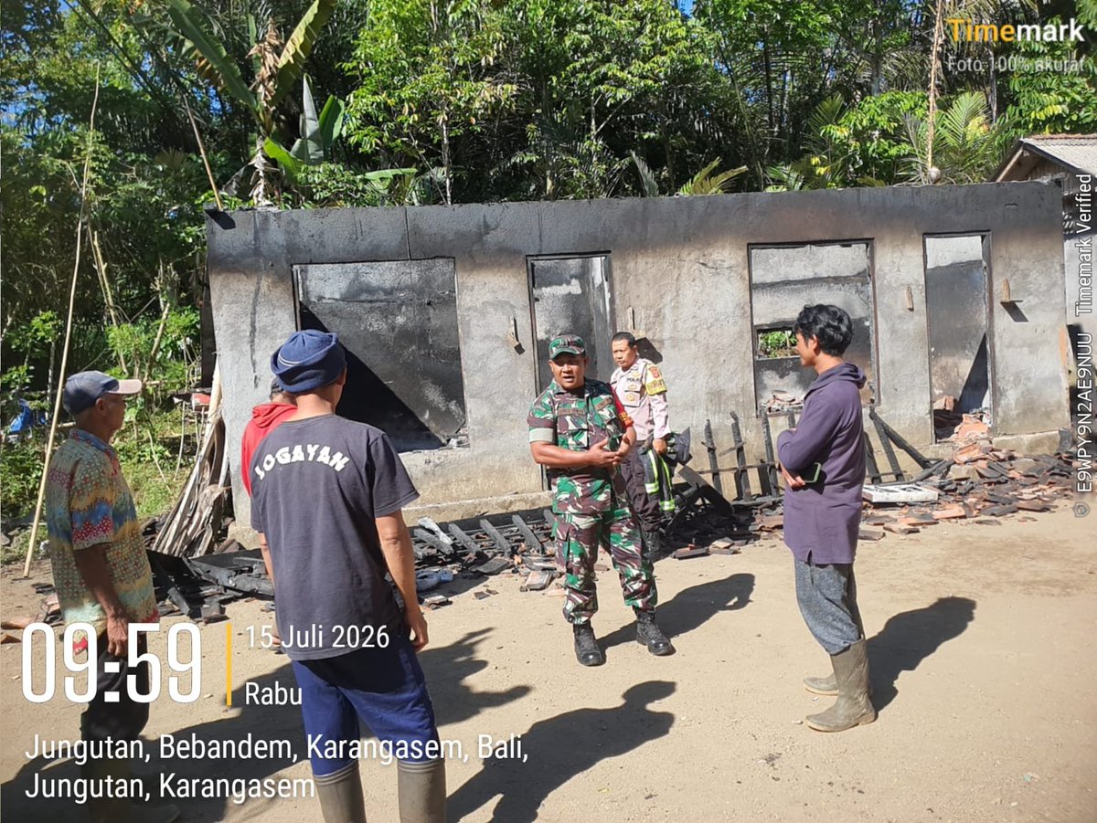 PBebandem's tweet photo. Kebersamaan Tni-polri: Bhabinkamtibmas Dan Babinsa Desa Jungutan Cekatan Datangi Tkp Kebakaran
​Bebandem, Karangasem – Wujud nyata sinergitas TNI-Polri dan pelayanan prima kepada masyarakat ditunjukkan oleh Bhabinkamtibmas Desa Jungutan Aiptu I Ketut Wartama bersama Babinsa https://t.co/rtVGDSTMnE